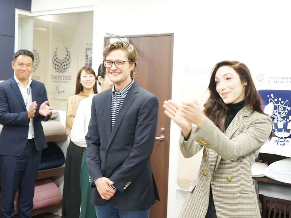 メリル・デイヴィスさんのインスタグラム写真 - (メリル・デイヴィスInstagram)「Oh my goodness 🙆🏻‍♀️ What an extreme pleasure to visit our @airweaveusa family in #Tokyo! @charlieawhite & I have been proud #Airweave partners for years now & are always grateful that we’re made to feel like family upon each visit. While visiting the office, we were excited to experience the new sleep technology the athletes at the #tokyo2020 Olympic Games will enjoy in the Village! Thank you to the whole Airweave team for the warm reception & continued support! Xo」10月8日 9時50分 - meryledavis