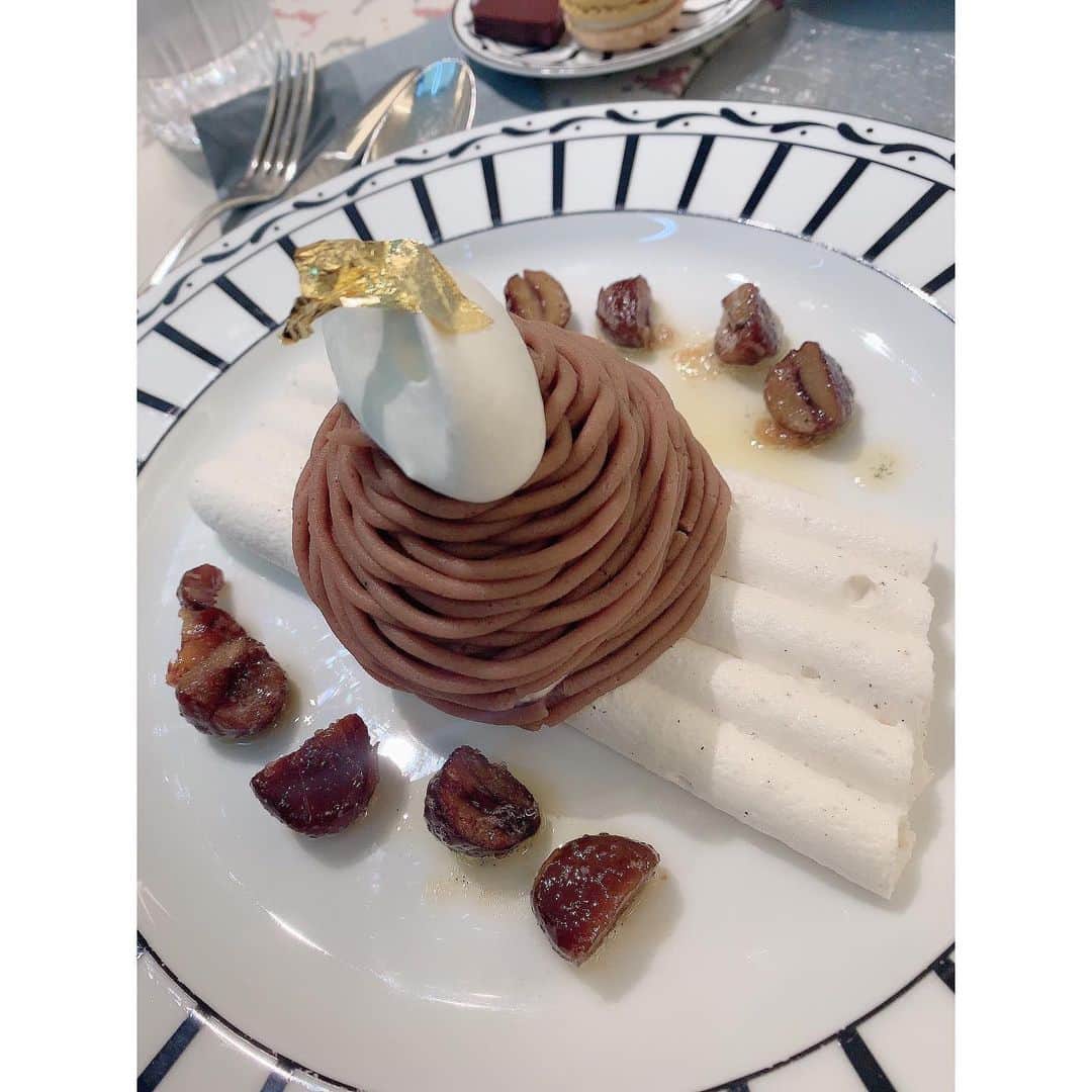 川崎希さんのインスタグラム写真 - (川崎希Instagram)「銀座に来たから初Diorカフェに行ってみた〜💓💓💓 お皿もケーキも素敵すぎる😍😍😍 #diorcafe #cake」10月8日 9時50分 - kawasakinozomi