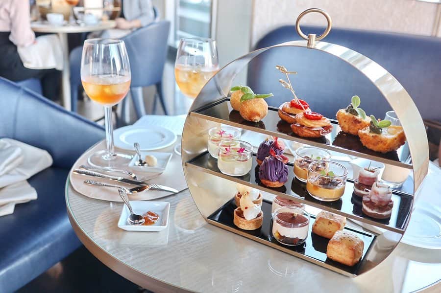 花岡維生さんのインスタグラム写真 - (花岡維生Instagram)「ARMANIのafternoon tea☕️❤️ さおりちゃんとあいちゃんと行ってきました😊🌟 この日は気候も良くて、この後テラスでお喋りしながらお茶して気持ちよかった〜☺️✨ いつ会ってもお二人とも美しくて、刺激をもらってます🥰 @ai.2jan @saoriyokota  #afternoontea #armani #ginza #tokyo #アフタヌーンティー #銀座 #東京 #cafe #☕️ #神崎先生 #似てる ❤️」10月8日 9時51分 - yuin.a