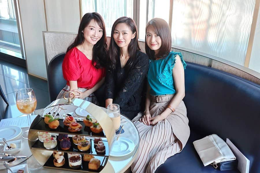 花岡維生のインスタグラム：「ARMANIのafternoon tea☕️❤️ さおりちゃんとあいちゃんと行ってきました😊🌟 この日は気候も良くて、この後テラスでお喋りしながらお茶して気持ちよかった〜☺️✨ いつ会ってもお二人とも美しくて、刺激をもらってます🥰 @ai.2jan @saoriyokota  #afternoontea #armani #ginza #tokyo #アフタヌーンティー #銀座 #東京 #cafe #☕️ #神崎先生 #似てる ❤️」