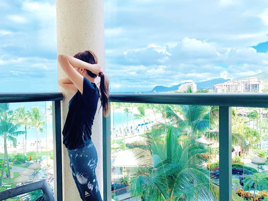 西村笑花さんのインスタグラム写真 - (西村笑花Instagram)「🌅 ・ ・ 朝ヨガとっても気持ちよかった🏝🧘‍♀️✨ ハワイにいると心も身体も本当にすごく元気になる🌺☀️ #yoga #Hawaii #hawaiitrip #odlo #calvinklein #sportswear  #emihawaii🌴 #emika_trip #🧘‍♀️」10月8日 9時54分 - emika_nishimura