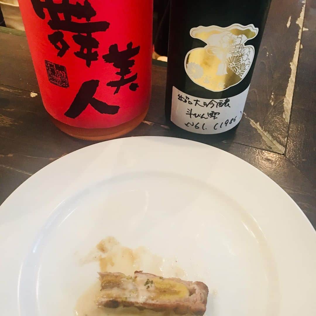近藤淳子さんのインスタグラム写真 - (近藤淳子Instagram)「先日、思わず歓声をあげてしまった...広島の富久長熟成古酒(1986)✖︎焼きバナナの豚焼きココナッツソース。隠し味はイスラエルの調味料だなんて、浪漫があるなぁ。初めての味覚、嗅覚に出逢える感動はモチベーション✨  #富久長 #イスラエル #熟成古酒 #日本酒 #日本酒ペアリング #sake #日本酒好きな人と繋がりたい」10月8日 9時57分 - kondo_junko_