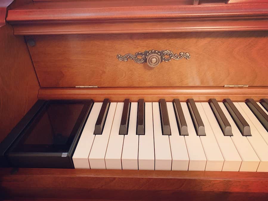 大橋夏菜さんのインスタグラム写真 - (大橋夏菜Instagram)「Finally!!😆✨🎹🎶 . . . 違うピアノを買うつもりだったのに、 お店でこのコに一目惚れ😊✨ . . アップライトだけど、 オプションでデジタルピアノ機能も付けることができて、 ピアノとデジタルピアノ両方楽しめる優れもの🎵  自分でピアノを買う！ 小さい頃からの夢が１つ叶いました🤗  #ピアノ #クラッシックな感じが好き #小さい頃からの夢 #piano #kawai #kawaipiano #lovepiano」10月8日 10時01分 - kana817_ohashi