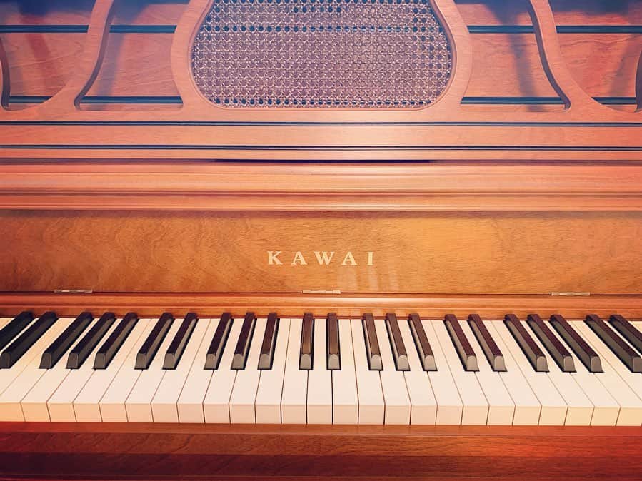 大橋夏菜さんのインスタグラム写真 - (大橋夏菜Instagram)「Finally!!😆✨🎹🎶 . . . 違うピアノを買うつもりだったのに、 お店でこのコに一目惚れ😊✨ . . アップライトだけど、 オプションでデジタルピアノ機能も付けることができて、 ピアノとデジタルピアノ両方楽しめる優れもの🎵  自分でピアノを買う！ 小さい頃からの夢が１つ叶いました🤗  #ピアノ #クラッシックな感じが好き #小さい頃からの夢 #piano #kawai #kawaipiano #lovepiano」10月8日 10時01分 - kana817_ohashi