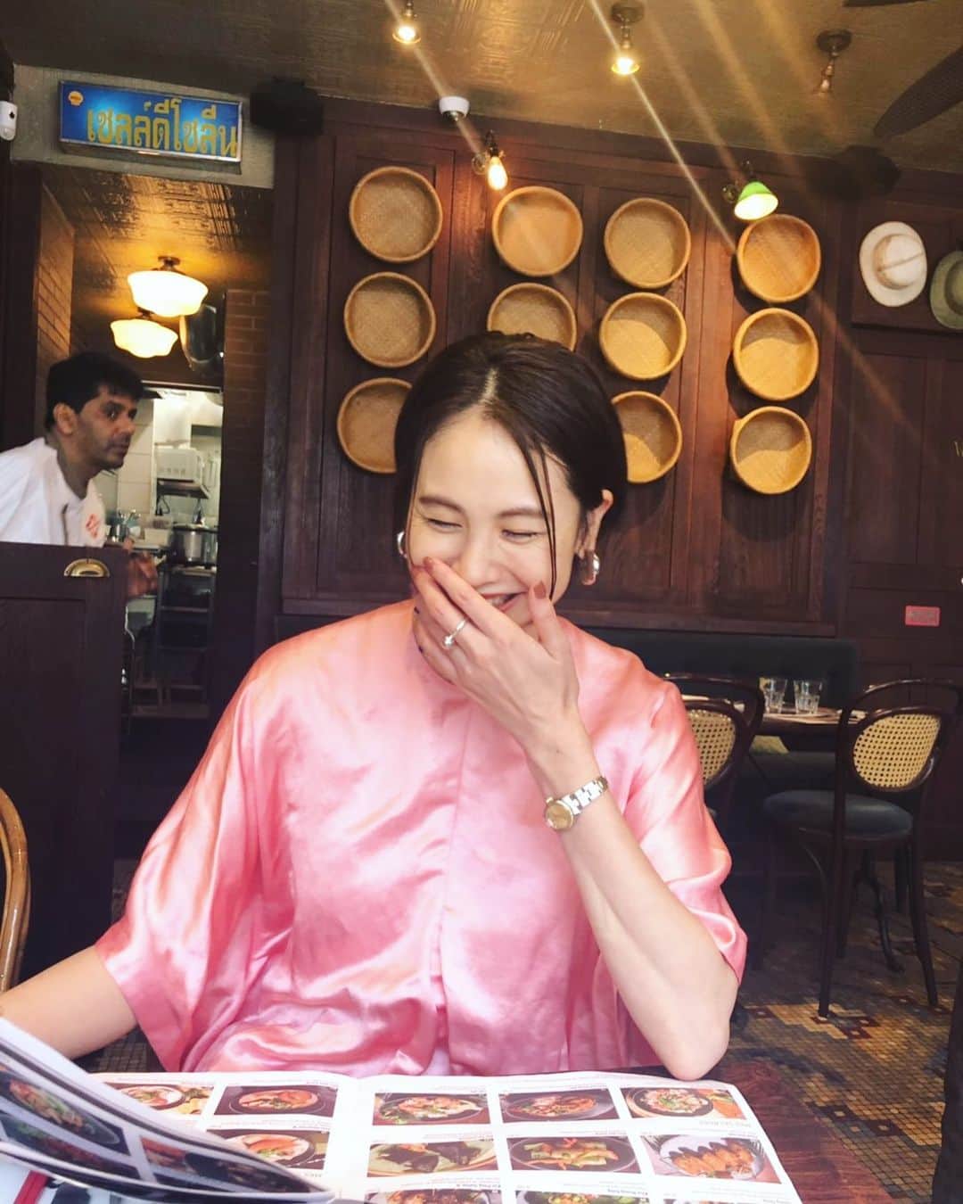 のインスタグラム：「今日も頑張りましょ！！ #特に関係ない写真 #メニューを選んでる時 #嬉しそう  #なんかお腹空いた」