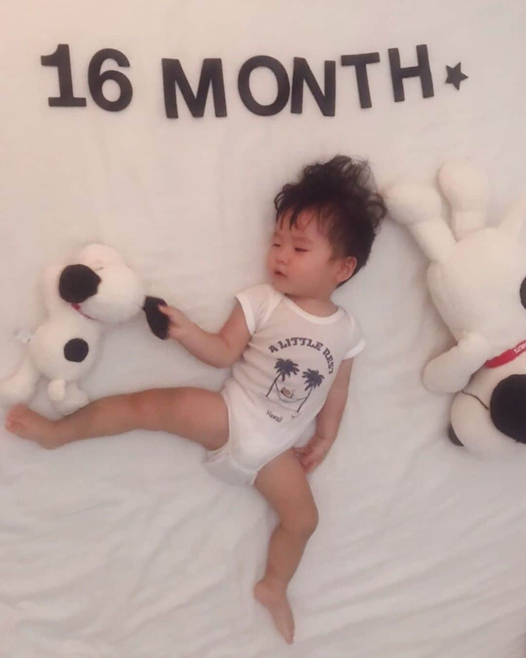 愛川ゆず季さんのインスタグラム写真 - (愛川ゆず季Instagram)「こんにちは。 ご無沙汰になってしまいました。 急に肌寒くなってきましたね。 .  坊っちゃんはあっという間に 一歳4ヶ月。 断乳して1ヶ月！順調です！ .  大きくなったけど 新生児の時のロンパースまだ着られた！ . 実は10ヶ月検診の時に 身長の伸びが悪く 低身長の可能性があると いわれて経過観察だったのですが、、 .  一歳3ヶ月にして 経過観察無事卒業できましたーーー😭💕 . 小さいのにご飯全然食べてくれず 離乳食ノイローゼでしたが！笑笑 . 断乳してやっとご飯食べてくれるように なったからだと思います。 .  10ヶ月の時 ネットで検索しても なかなか安心できる情報がなかったので 記録を残しておきます。 .  すーーーぱーー 心配になりますねーー。ほ。 . スタバのバナナチョコレートがおいしい😍 . 元気が一番。 楽しい一日を♡ . #男の子ママ #低身長 #1歳4ヶ月」10月8日 10時07分 - aikawa_yuzuki