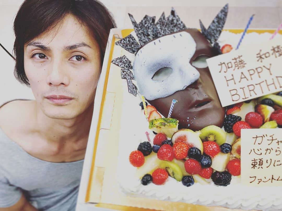 城田優さんのインスタグラム写真 - (城田優Instagram)「Happy birthday和樹☺︎ . . 滅多に見れない泣き顔ですよ . . しょうがないから今夜ご飯ご馳走してあげる。 . . 素敵なケーキは #パティスリープラネッツ さんに作っていただきました☺︎ #加藤和樹 #35歳だってさ #出会った頃は19歳だったのに #気付いた時にはおじいちゃんですな #ファントム #Phantom」10月8日 10時21分 - yu_shirota