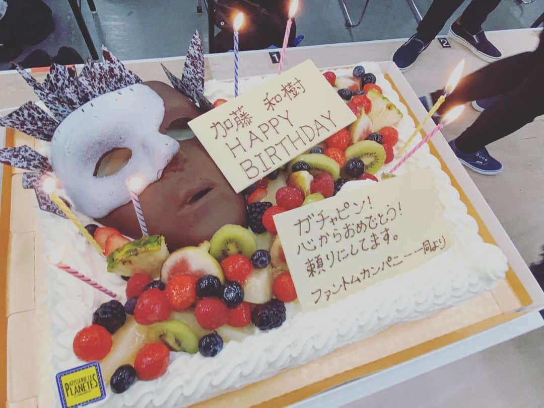 城田優さんのインスタグラム写真 - (城田優Instagram)「Happy birthday和樹☺︎ . . 滅多に見れない泣き顔ですよ . . しょうがないから今夜ご飯ご馳走してあげる。 . . 素敵なケーキは #パティスリープラネッツ さんに作っていただきました☺︎ #加藤和樹 #35歳だってさ #出会った頃は19歳だったのに #気付いた時にはおじいちゃんですな #ファントム #Phantom」10月8日 10時21分 - yu_shirota