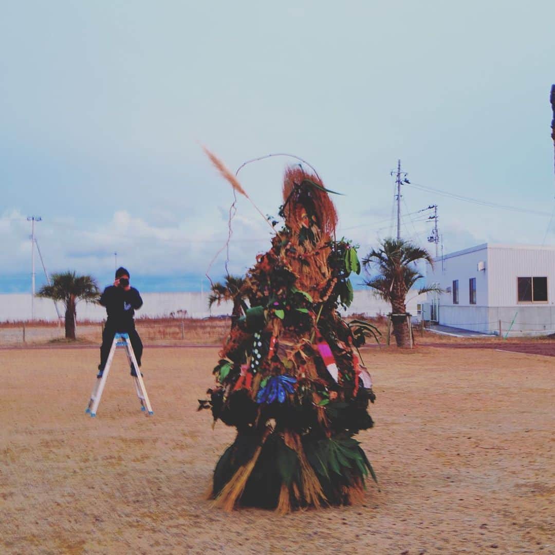 たむらぱんさんのインスタグラム写真 - (たむらぱんInstagram)「今年1月、いわきのみんなで作り上げたアート作品「ジャンとガーラ」が10月19日(土)～27日(日)「小名浜国際環境芸術祭2019」アクアマリンふくしまにて展示されることが決まりました。皆さま是非お立ち寄り下さい。（お犬はアクアマリンに住む縄文犬サクラちゃんです）大切の気持ちを貼り付けたよ。  #小名浜国際環境芸術祭2019 #international#environmental  #artfestival#onahama  #アクアマリンふくしま」10月8日 10時16分 - _tamurapan_