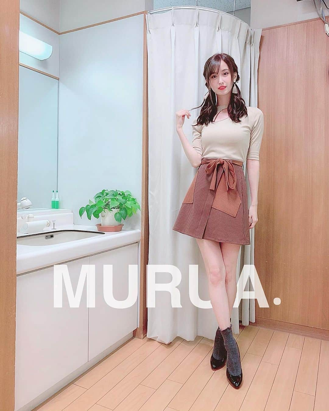 阿部菜渚美さんのインスタグラム写真 - (阿部菜渚美Instagram)「☺︎ 昨日のビジクリは、お初MURUAさんでした🧸 すっかり秋らしくて可愛い衣装🍁~ ・ #ビジネスクリック#Businessclick#MURUA #fashion#coordinate#秋服#ニット#スカート」10月8日 10時31分 - nanami_abe73