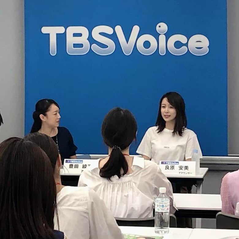 TBSアナウンサー公式さんのインスタグラム写真 - (TBSアナウンサー公式Instagram)「.﻿ ﻿ 良原安美です🌸﻿ ﻿ 先日、アナウンススクールTBSVoiceの就活トークイベントで、﻿ 学生の皆さんにお話をしてきました！﻿ 豊田綾乃先輩と二人で、自分の仕事の話や受験の経験談など・・😊﻿ ﻿ 皆さんのキラキラした瞳を見て、放送以上に緊張しましたが、﻿ 私も久しぶりに学生時代を思い出しながらお話ししました。﻿ ﻿ 懐かしく、そして楽しかったです✨✨﻿ ﻿ 皆さんはその後、斎藤哲也先輩の案内で、スタジオ見学も。﻿ ﻿ 楽しいひと時を過ごしてくれたなら幸いです！﻿ ﻿ #TBSVoice﻿ #良原安美﻿」10月8日 10時32分 - tbs_annogram