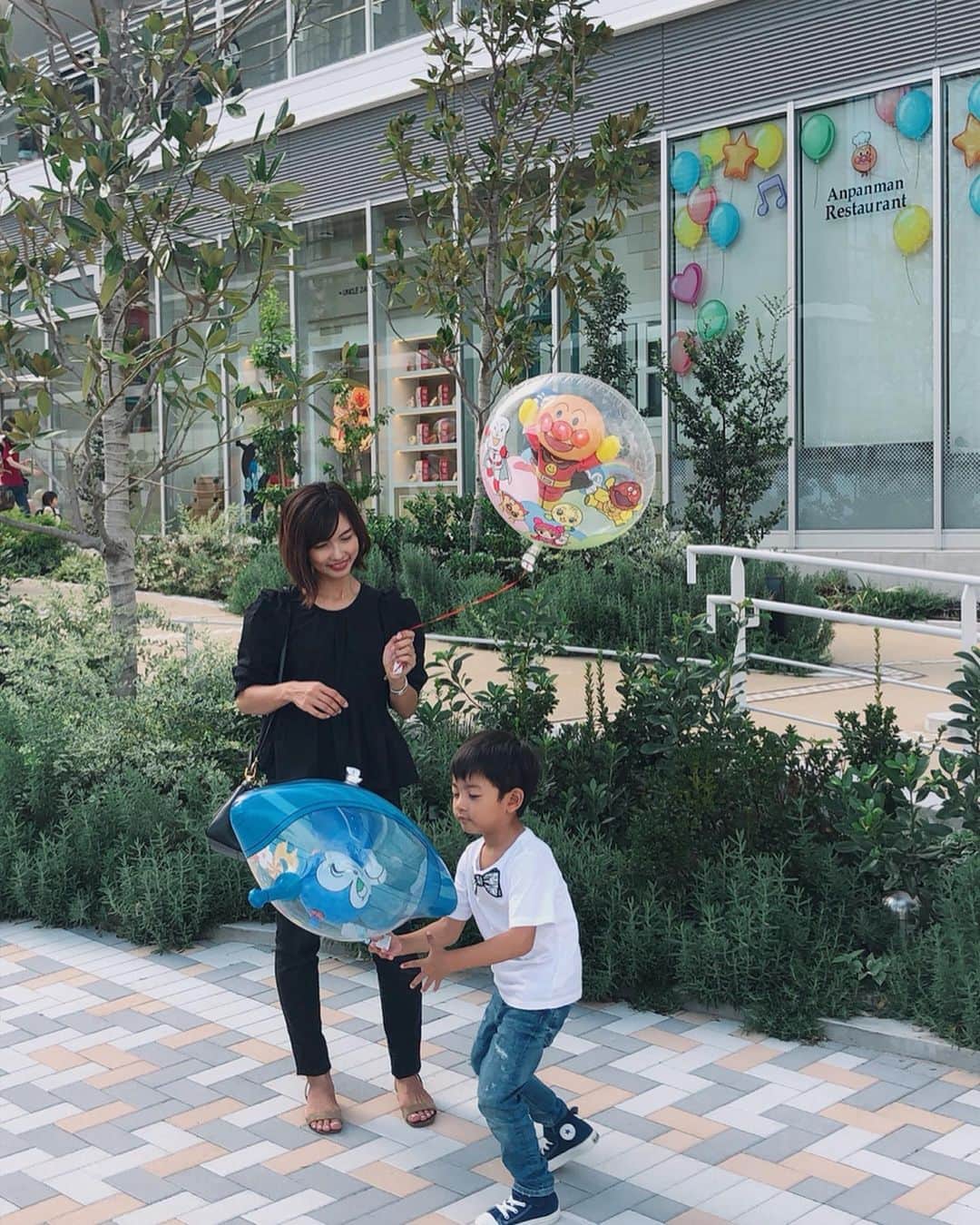 黒宮ニイナのインスタグラム：「9月の3連休にリニューアルしたアンパンマンミュージアムに行ってきました😁✨ 前日に思い立ったので、チケットは買わずに行ったら購入にも凄い行列だったので、私と子どもたちはお店とかはみてる間にパパが買ってくれて、思っていたより待たずに入れました😁  ボールプールや息子くらいの大きい子どもが喜びそうな網のアスレチックなどが増えていて、息子も妹と一緒だからまだまだ楽しそう👦🏻👧🏻💕 パン工場も凄い人なので今回は諦めて帰ってきました😅  やっぱり小さいお子さん連れは平日に行く事をオススメします😆👆 また幼稚園の間に娘と色々リベンジしに行きたいな💓  #お出かけ #横浜 #アンパンマンミュージアム #兄妹 #3歳差兄妹 #男の子 #年中さん #4歳10ヶ月 #女の子 #1歳9ヶ月 #2人育児 #ママ #2児ママ #ママライフ #mama #2kidsmom #mamalife」