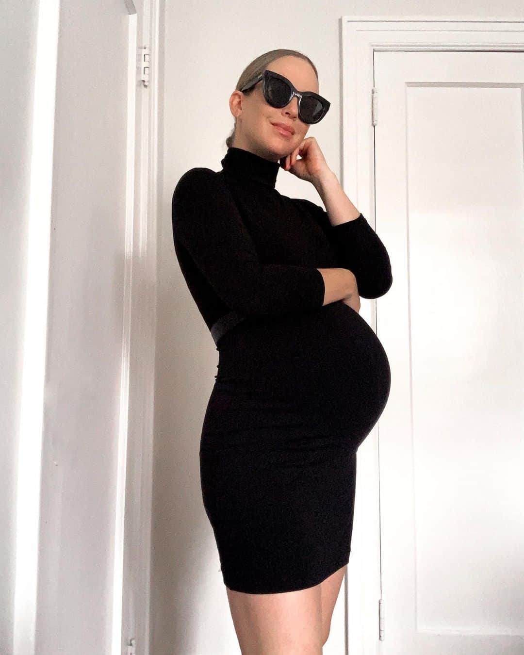 Helena Glazer Hodneさんのインスタグラム写真 - (Helena Glazer HodneInstagram)「Waiting for the baby like ... ummm, NOT✋🏻. 100% j/k. I'm a month away and anyone that knows me, knows that I'll probably be prepping until the day of her arrival🥴 #procrastinar. Although the following meme (swipe), could not be more true, different sexes and all🤷‍♀️ #secondpregnancy #bkblondebump #36weekspregnant」10月8日 10時55分 - brooklynblonde1