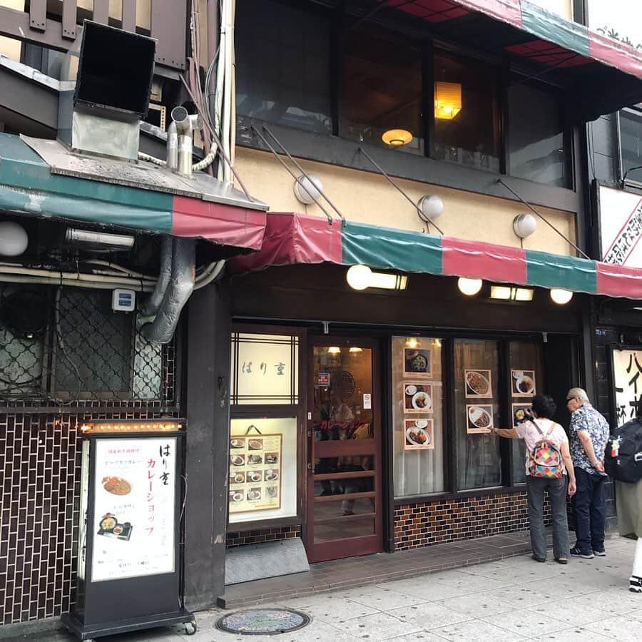 塚田文さんのインスタグラム写真 - (塚田文Instagram)「大阪の道頓堀にある老舗「はり重」  1人で難波周辺を迷子散歩していてお腹が空いたので入ってみた。  本来はしゃぶしゃぶが有名なのかな？  精肉店としゃぶしゃぶ店とカレー店が同じ一区画の建物にあって、入り口がそれぞれ違います。  そしてカレーショップって謳っているお店なのに、私が注文したのはハヤシライス😅(だって食べたかったから💦) でもこれがとぉ〜っても美味しかった😍✨‼️ このお店の全メニュー制覇したい‼️ お店の接客も気持ちがよくて、店内は昭和レトロな雰囲気だし、「子供の頃に親と来たンです。」なんてお客さんも居て🤩✨ クマムシさんの“あったかいんだからぁ”が頭に流れる感じ（笑）♪ ハヤシライスにはお肉がゴロっと入ってました🤗 あぁまた食べたい🤤✨ #大阪グルメ#道頓堀#はり重カレーショップ #ハヤシライス #迷子散歩 #クマムシのあったかいんだから  #japantrip #japantravel #japanesefood #osaka #hayashirice #curryshop #oishii #politeservice #retroatmosphere」10月8日 11時14分 - tsukadaaya1976