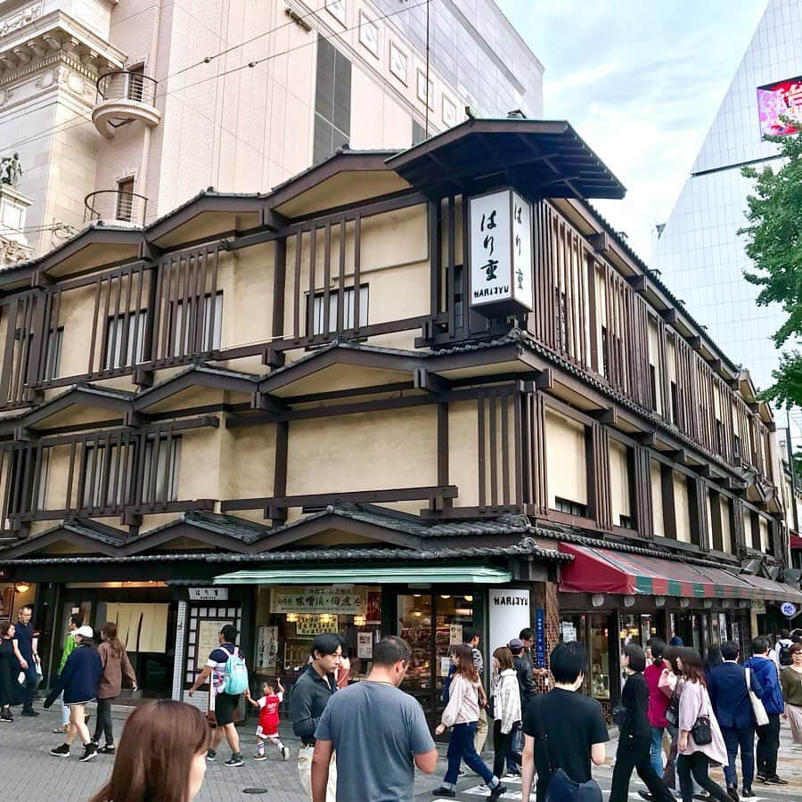 塚田文さんのインスタグラム写真 - (塚田文Instagram)「大阪の道頓堀にある老舗「はり重」  1人で難波周辺を迷子散歩していてお腹が空いたので入ってみた。  本来はしゃぶしゃぶが有名なのかな？  精肉店としゃぶしゃぶ店とカレー店が同じ一区画の建物にあって、入り口がそれぞれ違います。  そしてカレーショップって謳っているお店なのに、私が注文したのはハヤシライス😅(だって食べたかったから💦) でもこれがとぉ〜っても美味しかった😍✨‼️ このお店の全メニュー制覇したい‼️ お店の接客も気持ちがよくて、店内は昭和レトロな雰囲気だし、「子供の頃に親と来たンです。」なんてお客さんも居て🤩✨ クマムシさんの“あったかいんだからぁ”が頭に流れる感じ（笑）♪ ハヤシライスにはお肉がゴロっと入ってました🤗 あぁまた食べたい🤤✨ #大阪グルメ#道頓堀#はり重カレーショップ #ハヤシライス #迷子散歩 #クマムシのあったかいんだから  #japantrip #japantravel #japanesefood #osaka #hayashirice #curryshop #oishii #politeservice #retroatmosphere」10月8日 11時14分 - tsukadaaya1976