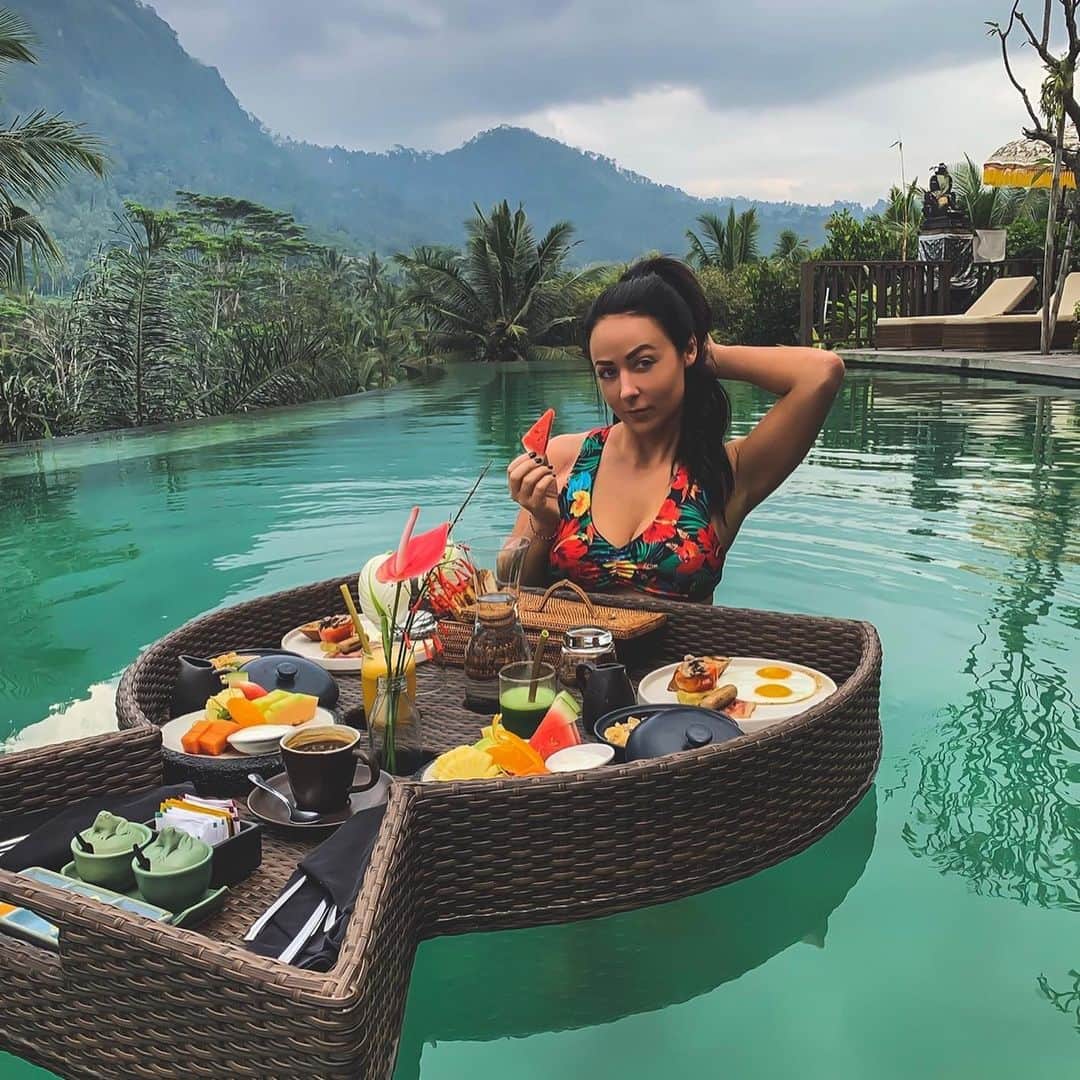 エマ（テニール・ダッシュウッド）さんのインスタグラム写真 - (エマ（テニール・ダッシュウッド）Instagram)「Floating breakfast @wapadiumesidemen in Bali! ✨  #bali #sidemen #karangasem @wapadiume」10月8日 11時08分 - realtenilledashwood