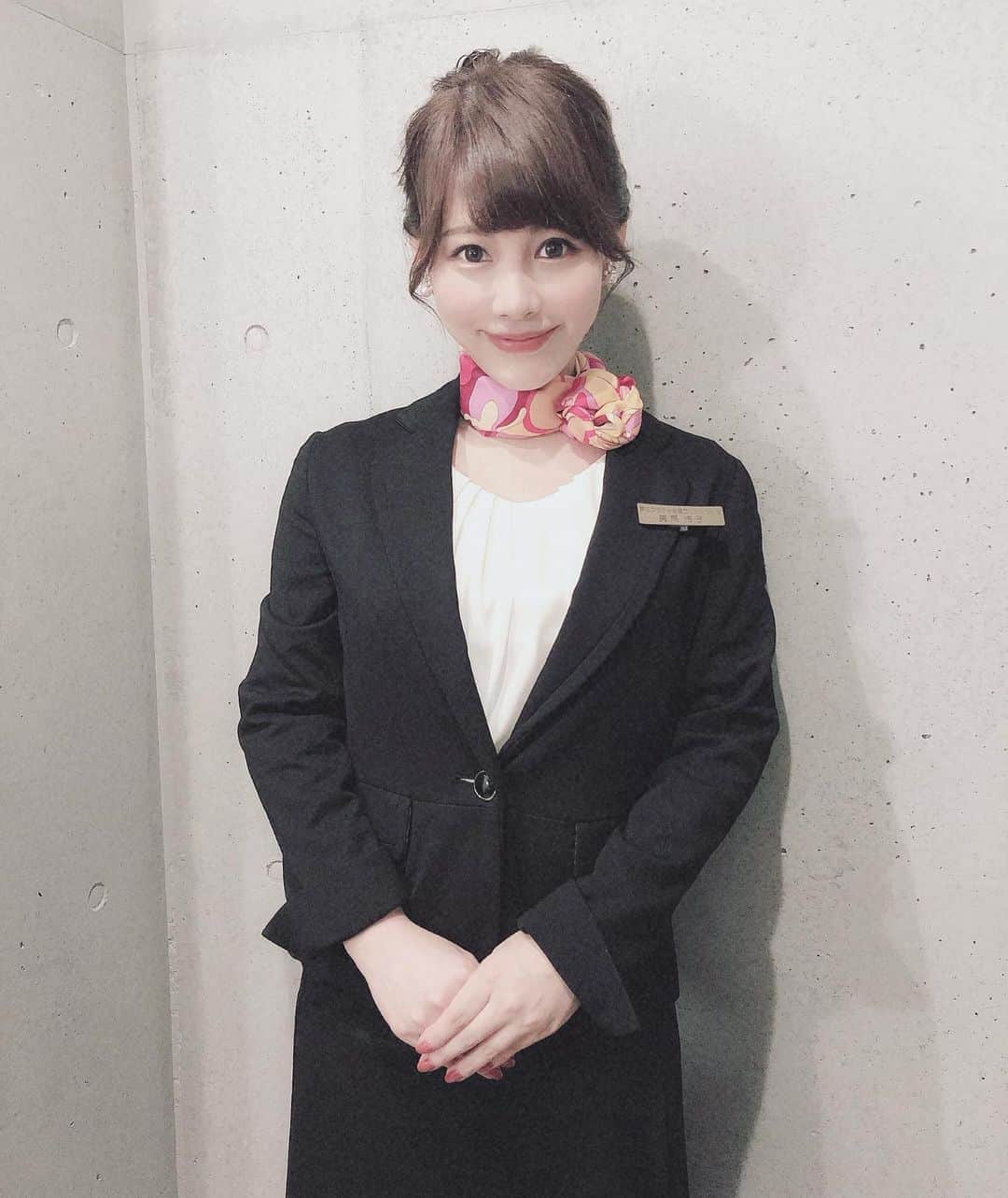 美馬怜子のインスタグラム：「久しぶりにスーツ着たよ💖 競馬のお仕事で仕事復帰できるなんて✨🐎✨ スーツが入るかどうか冷や冷やでしたが、なんとか大丈夫でした笑 . 今回は夢球コンシェルジュになって撮影😘 . 競馬ファンの方、『ゆめとみらいと』チェックしてね💖 . #競馬 #うまとみらいと #産後ダイエットについてはブログにアップします #ママになって初仕事 #カメラの前でどうしたらいいのか緊張しました #keiba #umajo」