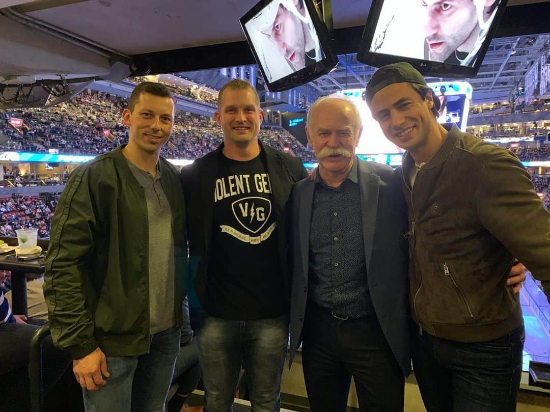 アンドリュー・ポジェさんのインスタグラム写真 - (アンドリュー・ポジェInstagram)「@mapleleafs Game with #botb crew and #lannymcdonald 🙌」10月8日 11時20分 - apoje