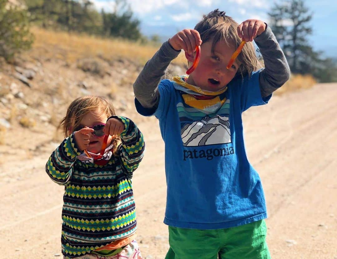 トミー・コールドウェルさんのインスタグラム写真 - (トミー・コールドウェルInstagram)「Family adventures can feel shockingly similar to ferrying loads in the mountains, but with more laughter...and tears. What a weekend!#bikepackingwithkids #joyfulmasochism 📸 @beccajcaldwell」10月8日 11時21分 - tommycaldwell