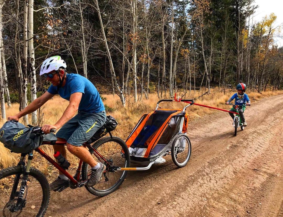 トミー・コールドウェルのインスタグラム：「Family adventures can feel shockingly similar to ferrying loads in the mountains, but with more laughter...and tears. What a weekend!#bikepackingwithkids #joyfulmasochism 📸 @beccajcaldwell」