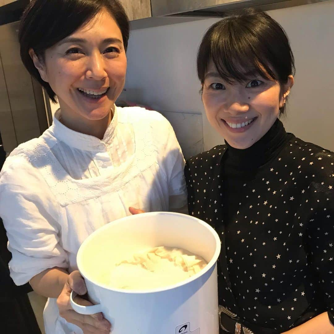 潮田玲子さんのインスタグラム写真 - (潮田玲子Instagram)「お味噌解禁🤣🤣🤣🙌 半年以上前に仕込んだ我が家の味噌が出来てた〜😍❤️❤️❤️（みんなに比べたら遅すぎたかな？笑） あの時みんなで頑張って良かったなーと思い出しながら😍💓 @saori526watanabe 先生できたよー😍🙌🙌🙌 #手作りお味噌 #自家製味噌 #オーガニックの大豆に #玄米麹 #7ヶ月発酵させた #赤だしみたいに深みもあって #美味しい」10月8日 11時29分 - reikoshiota_official