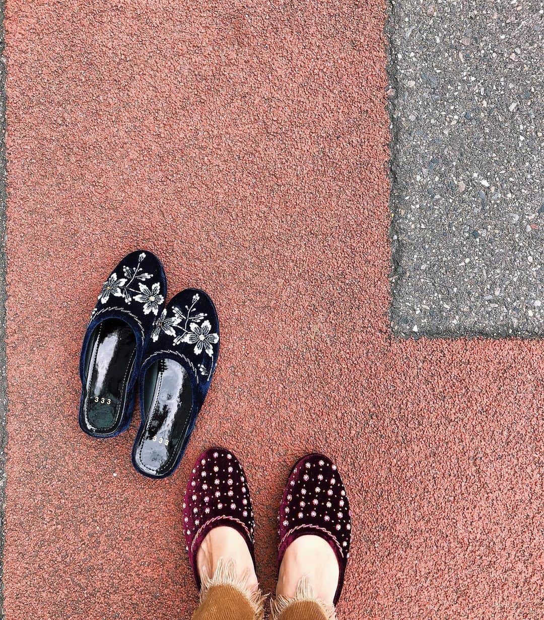 池田泉さんのインスタグラム写真 - (池田泉Instagram)「﻿ 足元から秋🍂﻿ しばさきと一緒の、﻿ ベロアのサンダルは @333_store で。﻿ ﻿ ﻿ #ベロアシューズ﻿ #靴好き﻿ ♡ ﻿」10月8日 11時37分 - xxizumi123xx