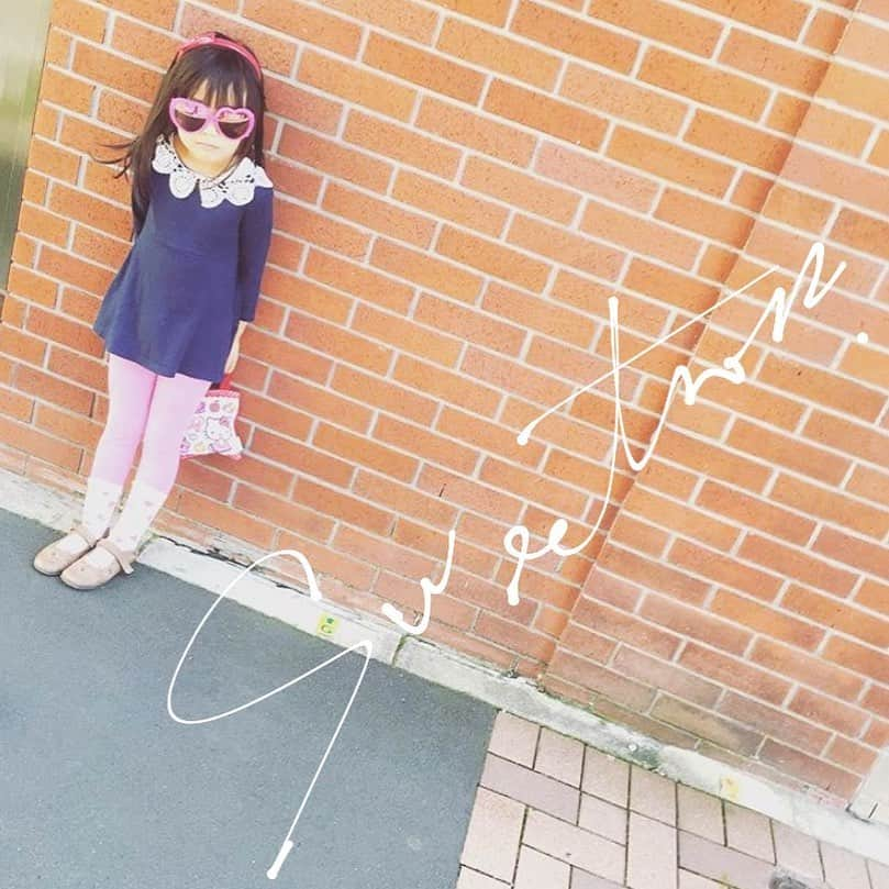 LiLyさんのインスタグラム写真 - (LiLyInstagram)「sweetness. 優しい心🕊 なにより尊い。  #3歳 の頃から 服も自分でしか 選ばない！ 今着る服は 限定4着、 増やさない！ オリジナルを いく #かーにゃアート ママは応援してます🕊」10月8日 11時39分 - lilylilylilycom