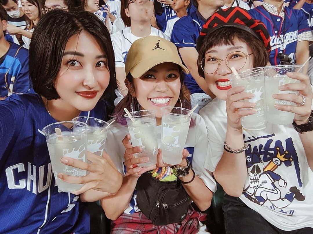 Lisaのインスタグラム：「. 今更だけど野球にハマって 最後の最後にたくさん見に行った⚾✨ . 最終的にユニフォームも買いやした🙋🏻‍♀️笑 レモンサワーだけ全然私達の近くに 来てくれないからって全員2個買い🤣🤣🤣 このレモンサワーアイスがささってて 美味しいのです😙♥️♥️ . 来シーズンはもっとたくさん応援いく！！😏 #野球#中日ドラゴンズ#名古屋#野球女子 #レモンサワー#レモンサワーあんまり好きじゃないけどこれは好き#ナゴヤドーム#野球観戦 #スポーツ観戦」