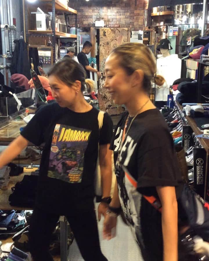 のインスタグラム：「レゲエ界の姐さん‼️MAAAD MOTELやなすっ子キューカンバなどでご活躍のウチコさんがオーダーでご来店くださいました✨😍 動画にも快く快諾して下さりいつもありがとうございます🙏✨ いつもカッコいいデザインで勉強になります🤓🧐 動きが可愛い笑😍 #オリジナルtシャツ #reggae #print #刺繍 #dancerscollection #harajuku #ダンコレ #原宿」