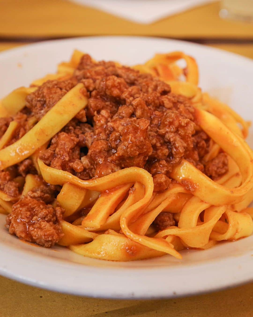 田島知華さんのインスタグラム写真 - (田島知華Instagram)「【Italy🇮🇹Bologna】"Eat Bolognese in Bologna" One of the things I want to realize in my life. 茶、オレンジ色系の建物ばかりのボローニャ。 こういう街並みが大好きなので、俯瞰で見るためにボローニャの斜塔(アシネッリの塔)に上ってみました。  約500段の階段はきついけど、辛さ以上の大きな感動が…！古さを感じる建物がひしめき合う景色が最高にかっこいい！ 900年以上ボローニャを見守ってきた歴史の長い塔は内部も必見です。  そして、人生でやりたいことの一つ・・・ 《ボローニャで本場のボロネーゼを食べる》達成✨ 地元の人にも人気で、絶えず行列ができる有名店「Osteria Dell'Orsa」にて。評判通りの美味しさ！ トマトの酸味が強くなく優しい味で、どこか懐かしさも感じる味。しかも6.5ユーロ。  本場の美味しいボロネーゼを食べて、美しい街並みを堪能して、期待以上に良い旅ができたボローニャ。 この魅力をたくさんの人に知ってほしい…！ Copyright © TAJIHARU  PENTAX K-1 MarkⅡ  HD PENTAX-D FA 15-30mmF2.8ED SDM WR HD PENTAX-D FA 28-105mmF3.5-5.6ED DC WR _ #たじはるトリップ #TAJIHARU_italy #イタリア #ボローニャ #ヨーロッパ #女子旅 #旅ガール #カメラ女子 #イタリア旅行 #italy #bologna #europe #igerseurope #igersitaly #topeuropephoto #topitalyphoto #visititaly #visitvenice #wonderful_places #beautifuldestinations #beautifulplace #earthpix #discoverglobe #discoverearth」10月8日 21時00分 - haruka_tajima