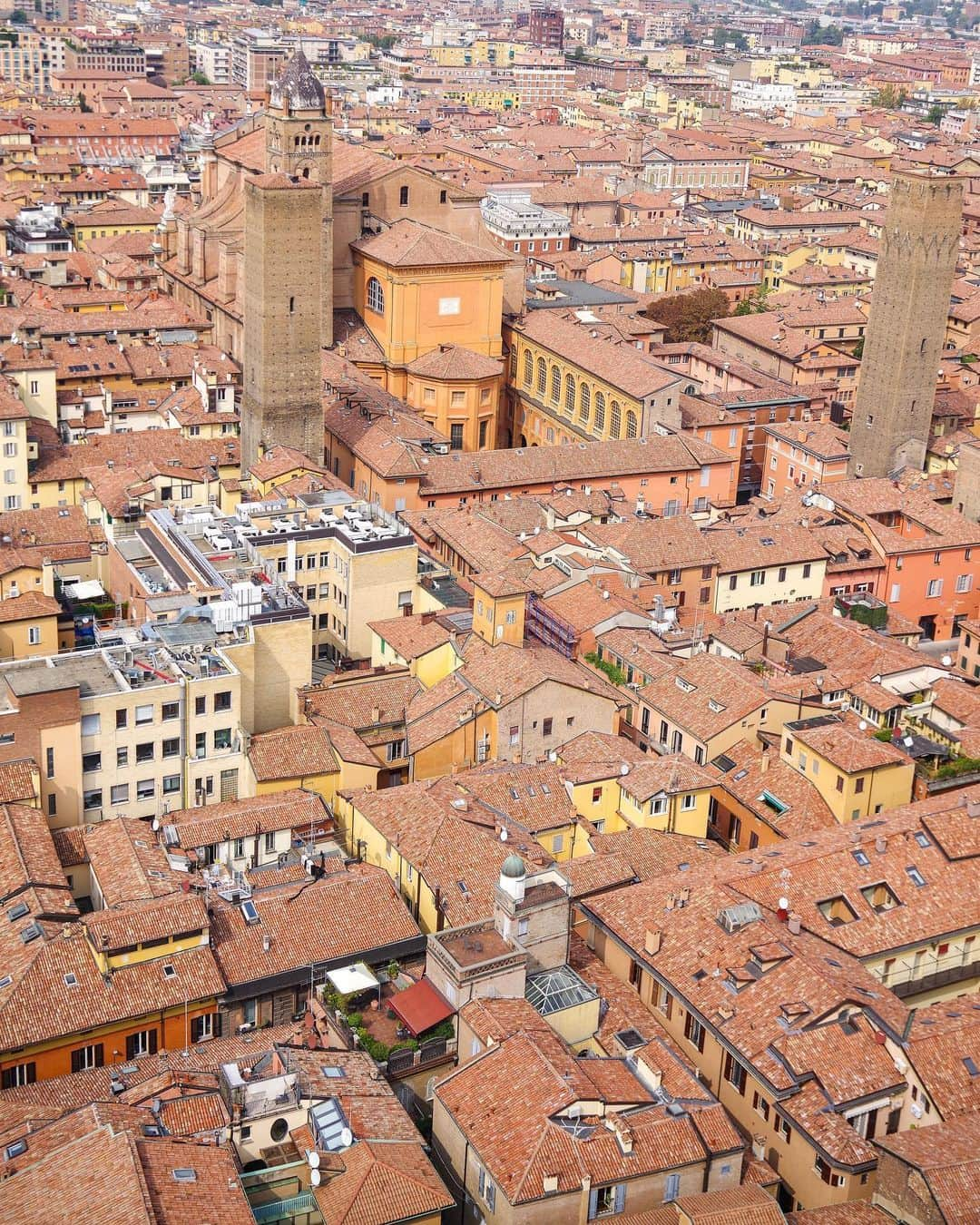 田島知華さんのインスタグラム写真 - (田島知華Instagram)「【Italy🇮🇹Bologna】"Eat Bolognese in Bologna" One of the things I want to realize in my life. 茶、オレンジ色系の建物ばかりのボローニャ。 こういう街並みが大好きなので、俯瞰で見るためにボローニャの斜塔(アシネッリの塔)に上ってみました。  約500段の階段はきついけど、辛さ以上の大きな感動が…！古さを感じる建物がひしめき合う景色が最高にかっこいい！ 900年以上ボローニャを見守ってきた歴史の長い塔は内部も必見です。  そして、人生でやりたいことの一つ・・・ 《ボローニャで本場のボロネーゼを食べる》達成✨ 地元の人にも人気で、絶えず行列ができる有名店「Osteria Dell'Orsa」にて。評判通りの美味しさ！ トマトの酸味が強くなく優しい味で、どこか懐かしさも感じる味。しかも6.5ユーロ。  本場の美味しいボロネーゼを食べて、美しい街並みを堪能して、期待以上に良い旅ができたボローニャ。 この魅力をたくさんの人に知ってほしい…！ Copyright © TAJIHARU  PENTAX K-1 MarkⅡ  HD PENTAX-D FA 15-30mmF2.8ED SDM WR HD PENTAX-D FA 28-105mmF3.5-5.6ED DC WR _ #たじはるトリップ #TAJIHARU_italy #イタリア #ボローニャ #ヨーロッパ #女子旅 #旅ガール #カメラ女子 #イタリア旅行 #italy #bologna #europe #igerseurope #igersitaly #topeuropephoto #topitalyphoto #visititaly #visitvenice #wonderful_places #beautifuldestinations #beautifulplace #earthpix #discoverglobe #discoverearth」10月8日 21時00分 - haruka_tajima