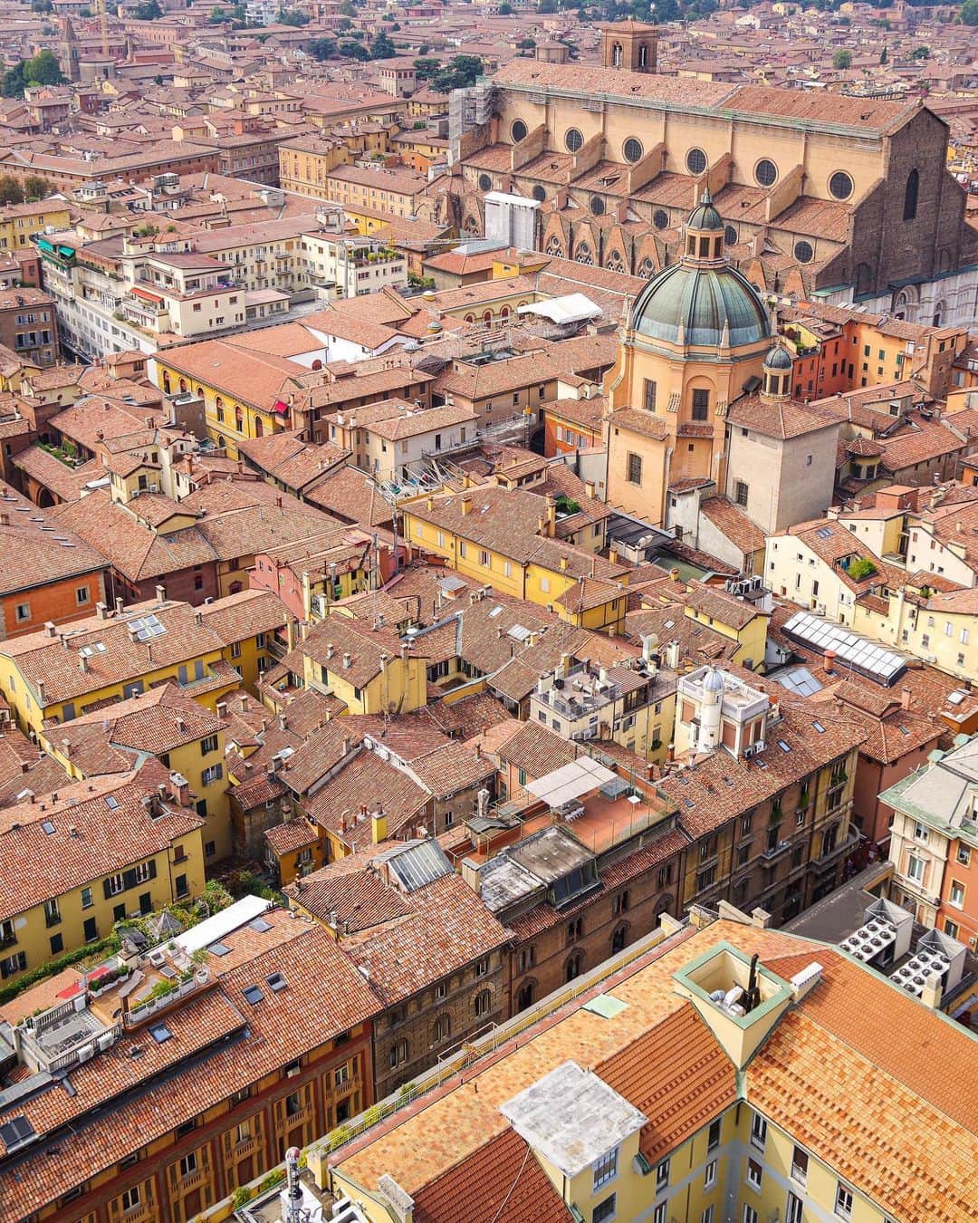 田島知華さんのインスタグラム写真 - (田島知華Instagram)「【Italy🇮🇹Bologna】"Eat Bolognese in Bologna" One of the things I want to realize in my life. 茶、オレンジ色系の建物ばかりのボローニャ。 こういう街並みが大好きなので、俯瞰で見るためにボローニャの斜塔(アシネッリの塔)に上ってみました。  約500段の階段はきついけど、辛さ以上の大きな感動が…！古さを感じる建物がひしめき合う景色が最高にかっこいい！ 900年以上ボローニャを見守ってきた歴史の長い塔は内部も必見です。  そして、人生でやりたいことの一つ・・・ 《ボローニャで本場のボロネーゼを食べる》達成✨ 地元の人にも人気で、絶えず行列ができる有名店「Osteria Dell'Orsa」にて。評判通りの美味しさ！ トマトの酸味が強くなく優しい味で、どこか懐かしさも感じる味。しかも6.5ユーロ。  本場の美味しいボロネーゼを食べて、美しい街並みを堪能して、期待以上に良い旅ができたボローニャ。 この魅力をたくさんの人に知ってほしい…！ Copyright © TAJIHARU  PENTAX K-1 MarkⅡ  HD PENTAX-D FA 15-30mmF2.8ED SDM WR HD PENTAX-D FA 28-105mmF3.5-5.6ED DC WR _ #たじはるトリップ #TAJIHARU_italy #イタリア #ボローニャ #ヨーロッパ #女子旅 #旅ガール #カメラ女子 #イタリア旅行 #italy #bologna #europe #igerseurope #igersitaly #topeuropephoto #topitalyphoto #visititaly #visitvenice #wonderful_places #beautifuldestinations #beautifulplace #earthpix #discoverglobe #discoverearth」10月8日 21時00分 - haruka_tajima