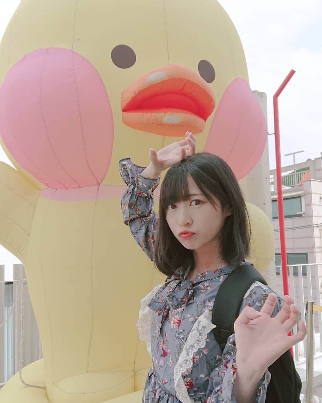 空野青空のインスタグラム：「. . はやくここに住みたい…🐤 韓国旅行たのしかった〜〜 . . . #chuu #弘大 #韓国 #korea #パンパント #funfunduck #キャラクター #韓国旅行 #韓国女子旅 #花柄ワンピ #花柄ワンピース #黒髪 #裸眼 #얼짱 #aonyan #aoneko #あおにゃん #空野青空 #あおべべ」