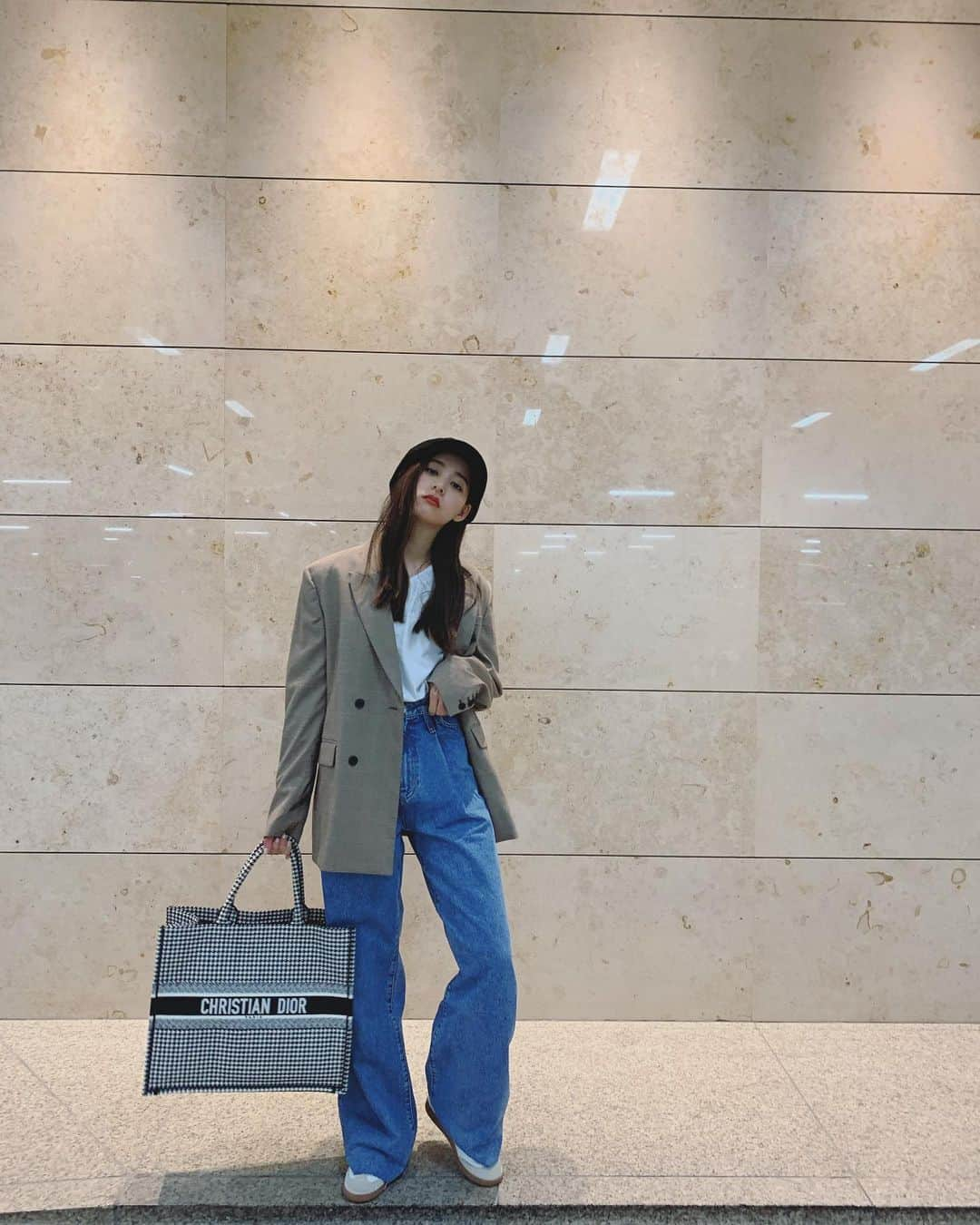 新木優子さんのインスタグラム写真 - (新木優子Instagram)「私服  jacket : @snidel_official  T-shirt : @hanes_japan  denim : @zara  shoes : @isabelmarant  bag : @dior  hat : @ca4la_official  #fashion #mystyle」10月8日 21時01分 - yuuuuukko_