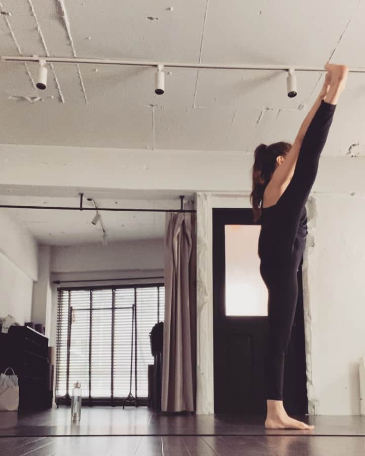 橋本麗香のインスタグラム：「集中🙏🏻 ． 朝一の　@nattyyoga ヨガは 自分リセットをしてくれて 雑念off😉 . 大好きな人との時間は💞 全て吹っ飛ばしてくれます🧘🏼‍♀️💨 ． @yestokyo  ありがとうございます❤️🙏🏻❤️」