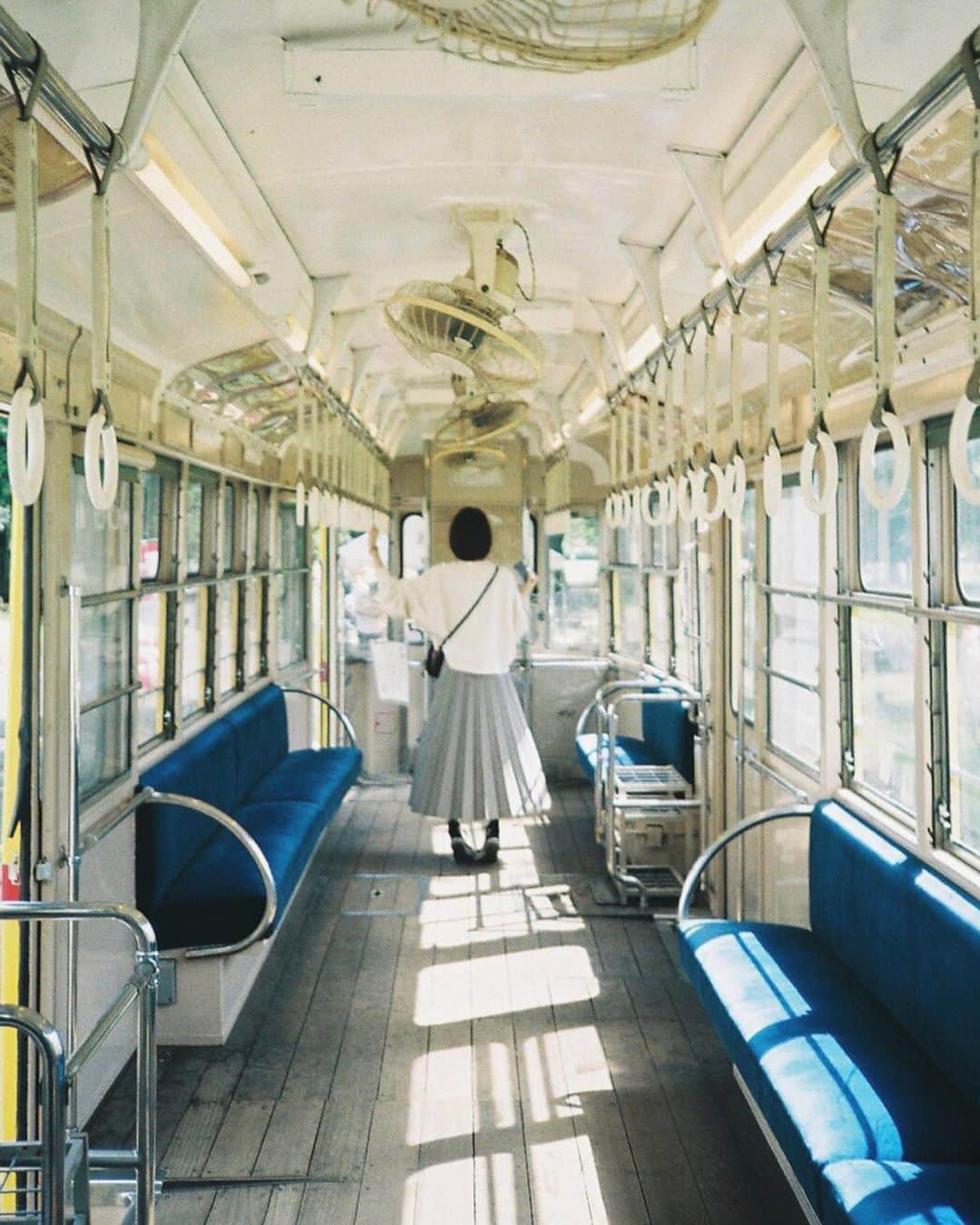 吹越ともみさんのインスタグラム写真 - (吹越ともみInstagram)「🚃🚃🚃🚃🚃💨💨 ㅤㅤㅤㅤㅤㅤㅤㅤㅤㅤㅤㅤㅤ 今日の朝、駅のホームでスマホを落として画面がばっきばきになりました。。。 思い出が消えてしまわないうちに、バックアップしました。思い出のバックアップ。。 なんか、違和感のある言葉である。 ㅤㅤㅤㅤㅤㅤㅤㅤㅤㅤㅤㅤㅤ ㅤㅤㅤㅤㅤㅤㅤㅤㅤㅤㅤㅤㅤ ㅤㅤㅤㅤㅤㅤㅤㅤㅤㅤㅤㅤㅤ かめら📷(@ycxxxoy) #photo#photography#camera#portrait#autumn #🦙#🦙#🦙#💨」10月8日 21時04分 - fukitomo