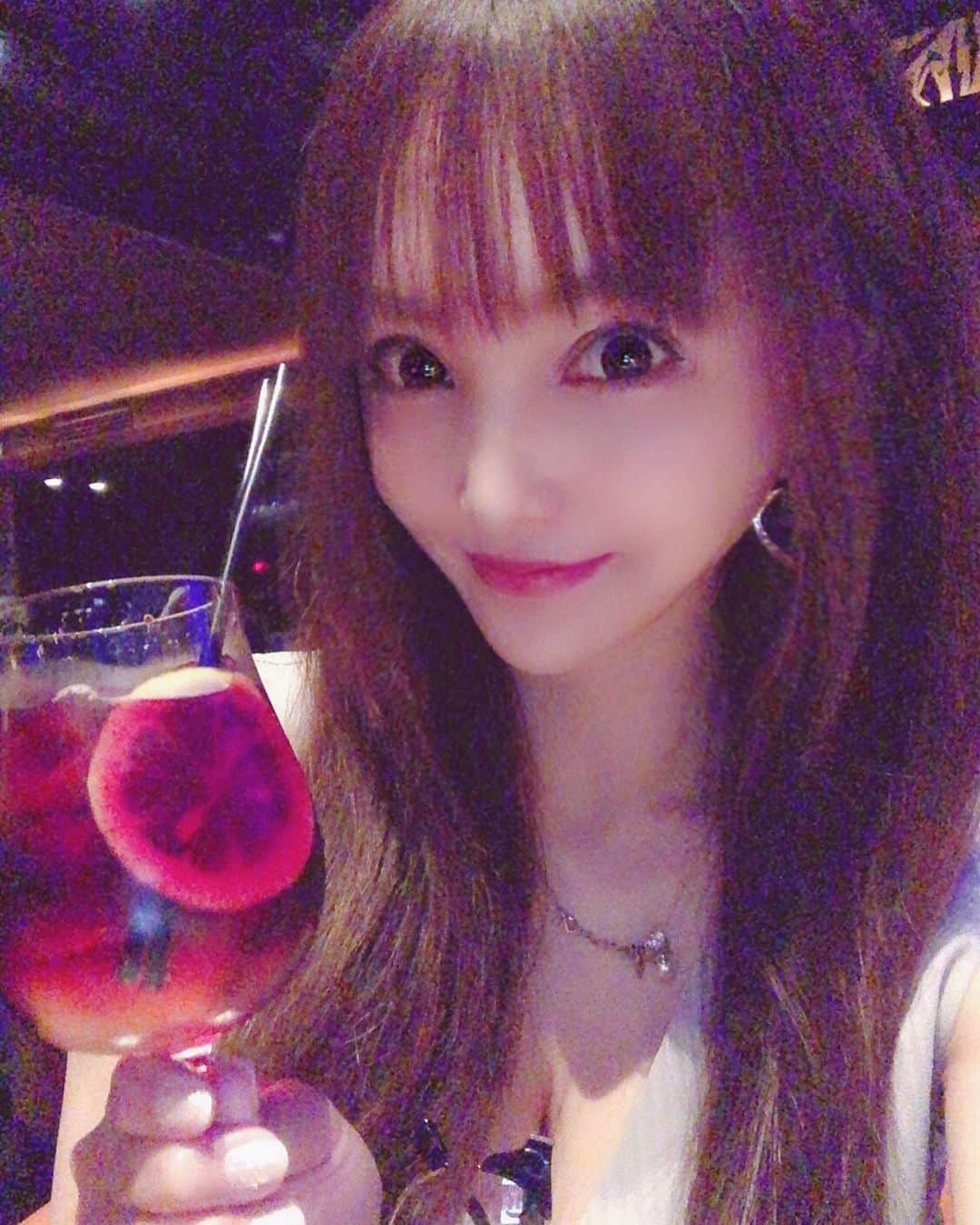 のインスタグラム：「こんばんみ🐰💓この前女子会にぴったりなラグジュアリーなお店で水槽にお魚さんや海亀さんを見ながら女子会♡久々にお酒🍷とチーズ🧀🥂✨やっぱチーズがあるとすすむ♡前は食べれないチーズあったんだけど最近ほとんど食べれるようになってきたwだんだん大人に😋  #活水ダコのカルパッチョ#極上黒毛和牛の炭火焼きタリアータ#ジャガイモのピューレ添えバルサミコソース#チーズ#お酒#ワイン#カクテル#すすむ#水槽#魚#海亀#ラグジュアリー#女子会#仲良し#楽しかった #LUXISAQUARESTAURANT#BAR#恵比寿#japanesegirl#instadaily#instalike#igers #selfie#instagood#pleaselike#followme」
