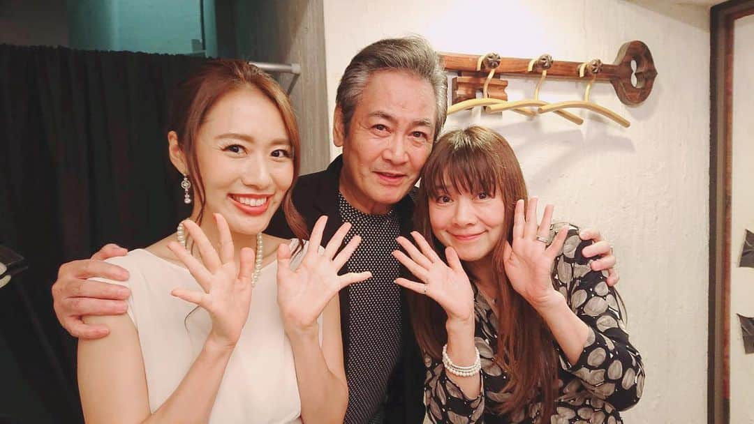 守永真彩さんのインスタグラム写真 - (守永真彩Instagram)「. 先日のライブ、俳優の宅麻伸さんも来てくださりました☺️❤️ . . 以前初めてご一緒した時に 宅麻さんに、今後の仕事の話とか色んなことを相談させてもらったんです🥺️✨ . その時 「よし！次のまあやのライブいくよ！」と、言ってくださって。 きっと社交辞令でそんな風に言って下さったんだなって思ってたら、、、 . . 本当にライブに来て下さりました😳‼️ ビックリ！！ 人生の先輩として、この仕事の先輩として、尊敬と感謝しかありません...。 もう、、、カッコ良すぎです😭😭😭 . . 宅麻伸さん。実は昔、母と兄妹役で共演されてたみたいで♪ . 娘を見るような優しい目で見守って下さり嬉しかったです😭❤️ . . 本当にありがとうございました！！ . . #宅麻伸 さん #白石まるみ #守永真彩 #❤️」10月8日 21時05分 - maayamorinaga