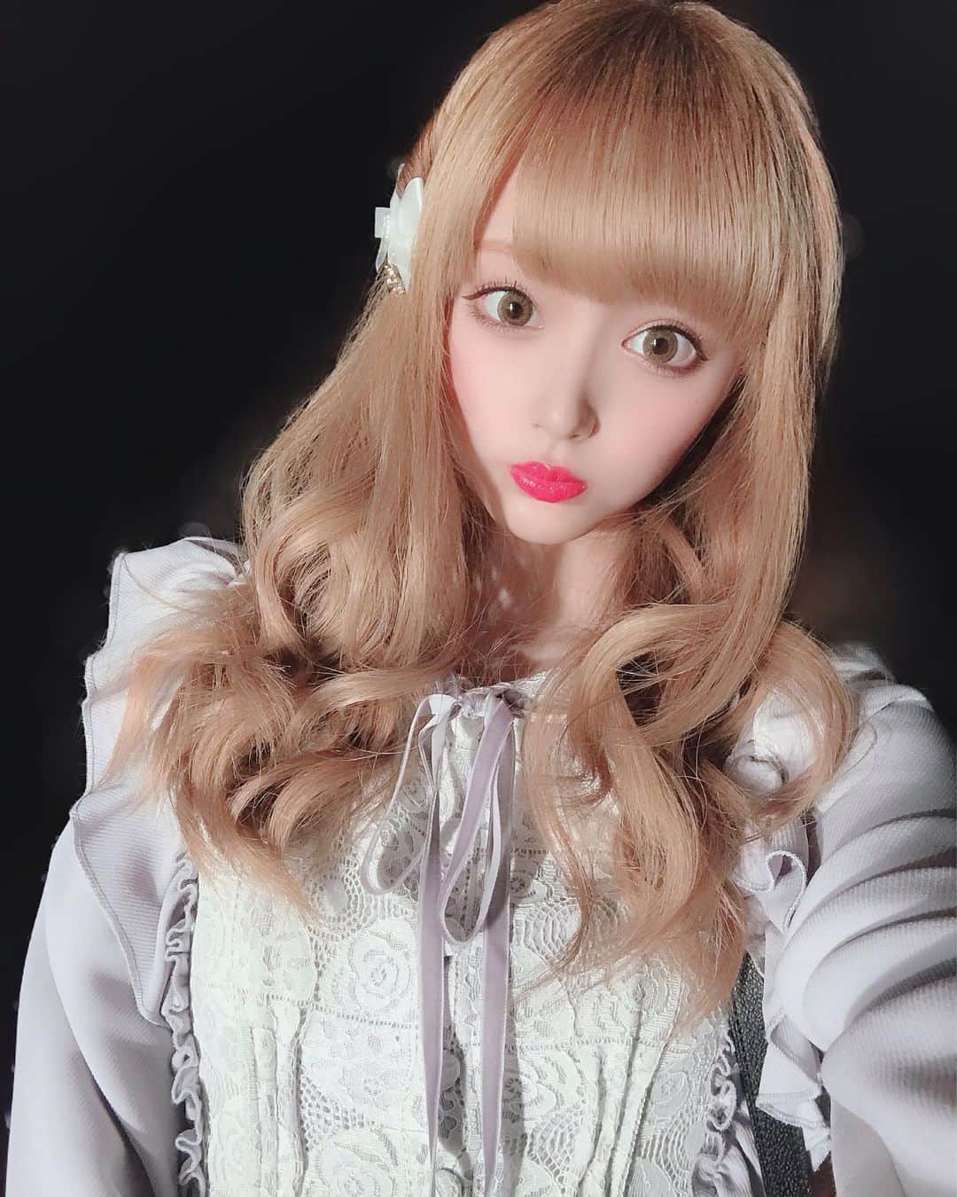 のインスタグラム：「めちゃひかりあたるとこはけん〜💖 とおもってパシャパシャしてたけど あとでみたらいつもにもまして なんてゆーの。？うーん。 いきしてなさそうなかんぢになった。👼🏻((ちーん))w」