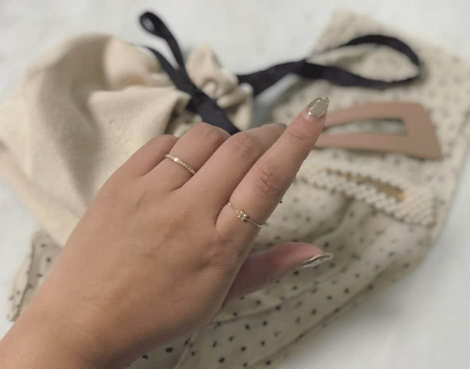 mmmaaakkkiiikkkoooさんのインスタグラム写真 - (mmmaaakkkiiikkkoooInstagram)「@jupiterjewelry の💍💕 6月の誕生石 ブルームーンストーン🦄 健康と幸運、希望、長寿✨  スタイリッシュで洗練されたスクエアカットが素敵💓 ベネチアンチェーンが、 スッキリとフィットしてくれる✨ スライドボールだから 自在にサイズ調整ができるから どの指にもつけれるの💕 指輪のプレゼントってサイズ選びが 難しいけど、 サイズ調整が可能だから プレゼントにもめっちゃおすすめ🎁  一本でも重ね着けでも可愛いから最近は毎日つけてる💕  誕生日ごとカラーが違うから ぜひチェックしてみてね✨ . . . . . @jupiterdaikanyama @jupiterjewelry . . #ring#指輪#チェーンリング#ムーンストーン#プレゼント#present#手元くら部 #ママコーデ#ママファッション#パールピアス#パール #ハンドメイド#ハンドメイドアクセサリー#accessory#ヘアアレンジ#ヘアスタイル#nail#ネイル#カジュアル#シンプル#30代ファッション#秋コーデ#ハイトーンカラー#メイク#秋コスメ」10月8日 21時10分 - mmmaaakkkiiikkkooo