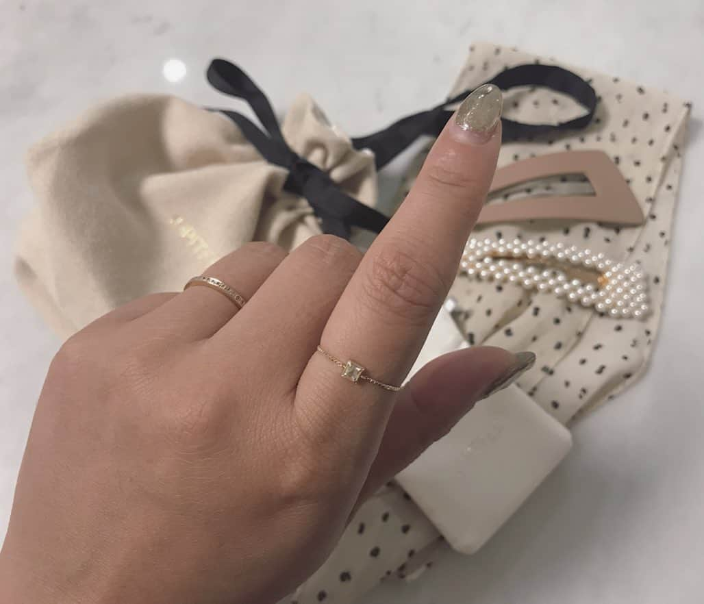 mmmaaakkkiiikkkoooさんのインスタグラム写真 - (mmmaaakkkiiikkkoooInstagram)「@jupiterjewelry の💍💕 6月の誕生石 ブルームーンストーン🦄 健康と幸運、希望、長寿✨  スタイリッシュで洗練されたスクエアカットが素敵💓 ベネチアンチェーンが、 スッキリとフィットしてくれる✨ スライドボールだから 自在にサイズ調整ができるから どの指にもつけれるの💕 指輪のプレゼントってサイズ選びが 難しいけど、 サイズ調整が可能だから プレゼントにもめっちゃおすすめ🎁  一本でも重ね着けでも可愛いから最近は毎日つけてる💕  誕生日ごとカラーが違うから ぜひチェックしてみてね✨ . . . . . @jupiterdaikanyama @jupiterjewelry . . #ring#指輪#チェーンリング#ムーンストーン#プレゼント#present#手元くら部 #ママコーデ#ママファッション#パールピアス#パール #ハンドメイド#ハンドメイドアクセサリー#accessory#ヘアアレンジ#ヘアスタイル#nail#ネイル#カジュアル#シンプル#30代ファッション#秋コーデ#ハイトーンカラー#メイク#秋コスメ」10月8日 21時10分 - mmmaaakkkiiikkkooo