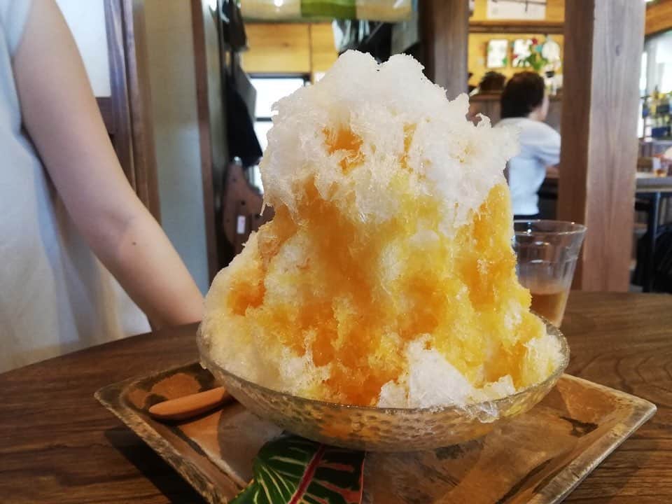 三好あんなのインスタグラム：「． ． この間の1泊2日の旅行では、竹富島にも行きました🌴 ． ． ぱーらー願寿屋で食べたパッションフルーツ味のかき氷美味しかったな〜🍧 ． ． #沖縄 #石垣島 #小浜島 #竹富島 #女子旅  #okinawa #ishigakijima #kohamajima #japantrip」