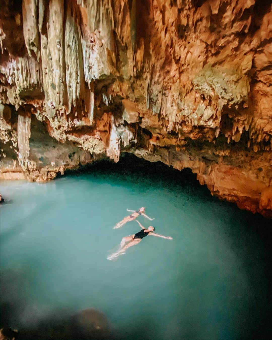 植野有砂さんのインスタグラム写真 - (植野有砂Instagram)「Rangko Cave was such an experience 😳💓it was so hard to get down there but worth it!!この青の洞窟は降りるのがほんとに大変だったけど、降りる価値ある！！とっても気持ちよかった〜🥺💓3枚目はストーリーにも載せたバチ当たりな動画😂　#ayanakomodo #ayanainstameet #labuanbajo #komodo #rangkocave」10月8日 21時13分 - alisaueno