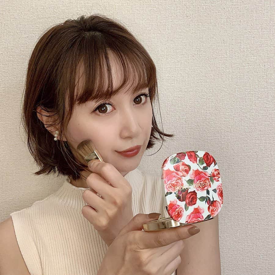 のインスタグラム：「ドルガバの新作コスメが何ともたまらない可愛さ🌹﻿ ﻿ Queenな魅力を呼び覚ます、イタリアのシチリアにインスパイアされて作られたデザイン。ポーチの中も華やぐしアクセサリー感覚で持ち歩きたくなる🦋﻿ ﻿ チークの発色もとてもよくてふんわりとのせるだけで綺麗に色味が👍(これは200番✨)﻿ 最近練りチークずっと使ってたけどパウダーはさっと使いやすいしいいなぁ🥰﻿ ﻿ #dolceandgabbana #ドルチェアンドガッバーナ #ドルガバ #ドルガバコスメ #DGコスメ #コスメ好きさんと繋がりたい #PR #cosme #make #新作コスメ」