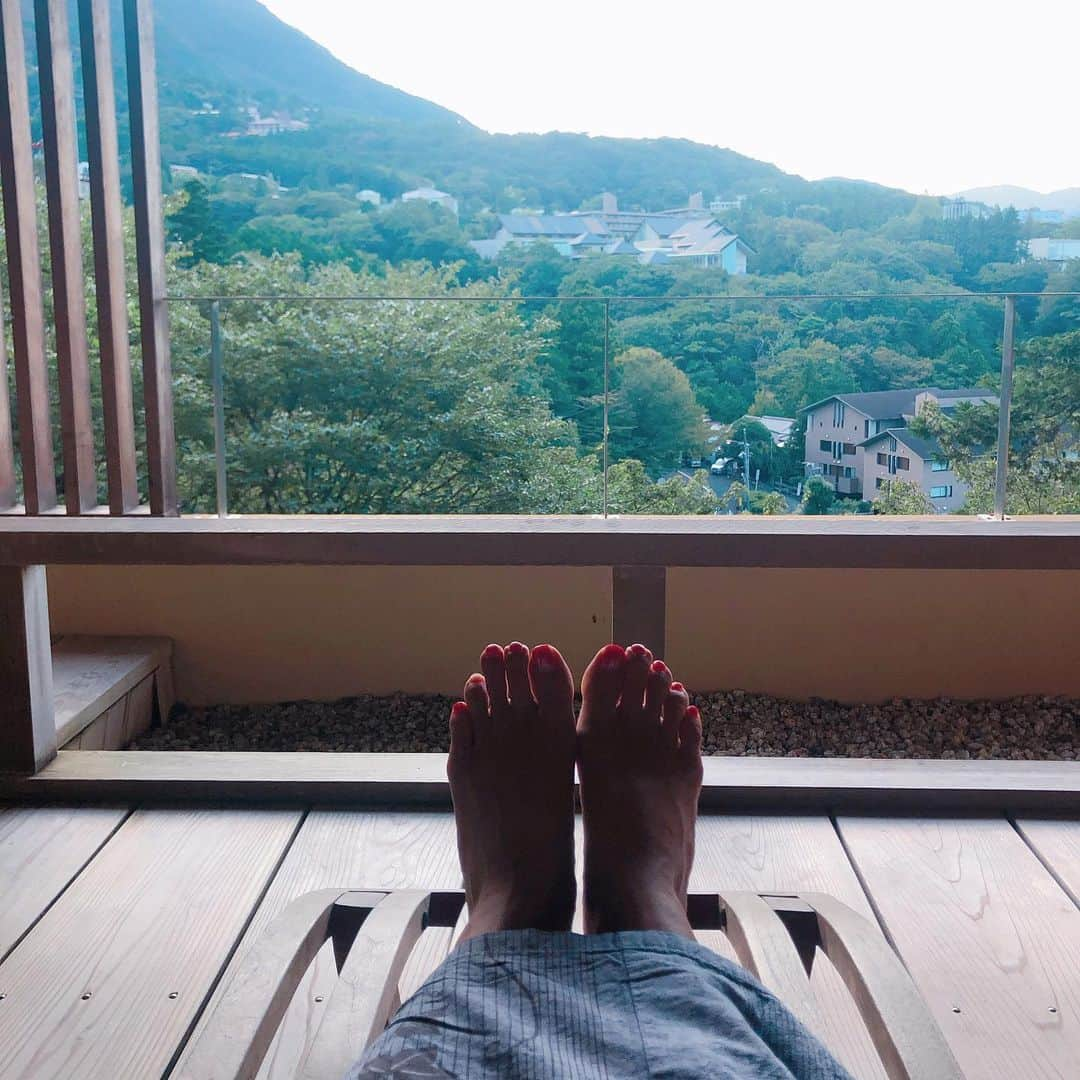 長谷川朋美さんのインスタグラム写真 - (長谷川朋美Instagram)「箱根2泊目は、#宮ノ下温泉 ♨️ 久々の母との2人旅。 #武蔵野別館 の#スイートルーム めちゃくちゃ お部屋が広くてここで完結♡ ・ やっぱり#露天温泉 は最高だな☺️ 日本人に生まれてよかったと思うベスト3内に 絶対に温泉はあがるなぁ。 ・ #温泉 #onsen #箱根 #hakone #mother #母 #旅行 #露天風呂 #露天風呂付き客室」10月8日 21時13分 - hasegawa.elena.tomomi