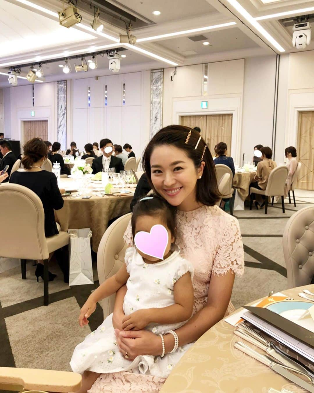 林香里さんのインスタグラム写真 - (林香里Instagram)「・ ・ 結婚式の時の髪型についてDM沢山 頂いていたのでupしまーす☺︎❁ キラキラヘアピンはZARAで最近買ったもので 片方のサイドだけにつけてみました♡ クリクリあえて巻かずに毛先だけ外に巻いて オイルを軽くつけたら完成☝︎✧✧ めちゃくちゃ簡単でした！ ・ ・ あと娘のワンピースはお下がりでもらった モナリザというブランドのものです♛ ・ ・ #hair#hairarrange#hairaccessories」10月8日 21時18分 - kaori_hayashi1203