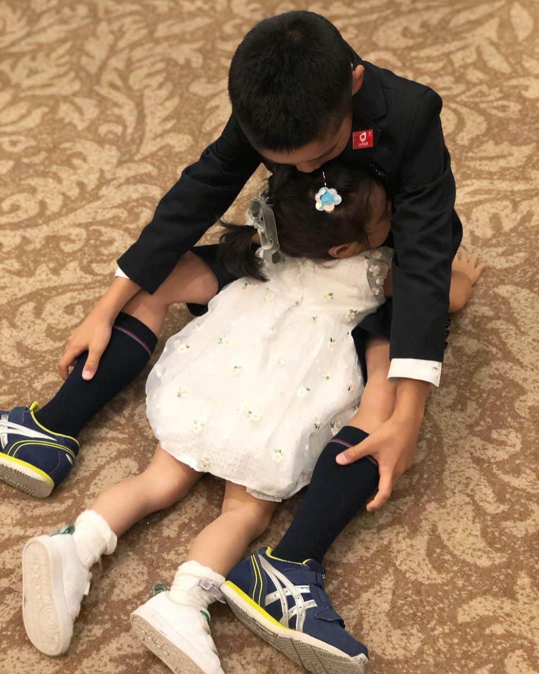 林香里さんのインスタグラム写真 - (林香里Instagram)「・ ・ 結婚式の時の髪型についてDM沢山 頂いていたのでupしまーす☺︎❁ キラキラヘアピンはZARAで最近買ったもので 片方のサイドだけにつけてみました♡ クリクリあえて巻かずに毛先だけ外に巻いて オイルを軽くつけたら完成☝︎✧✧ めちゃくちゃ簡単でした！ ・ ・ あと娘のワンピースはお下がりでもらった モナリザというブランドのものです♛ ・ ・ #hair#hairarrange#hairaccessories」10月8日 21時18分 - kaori_hayashi1203