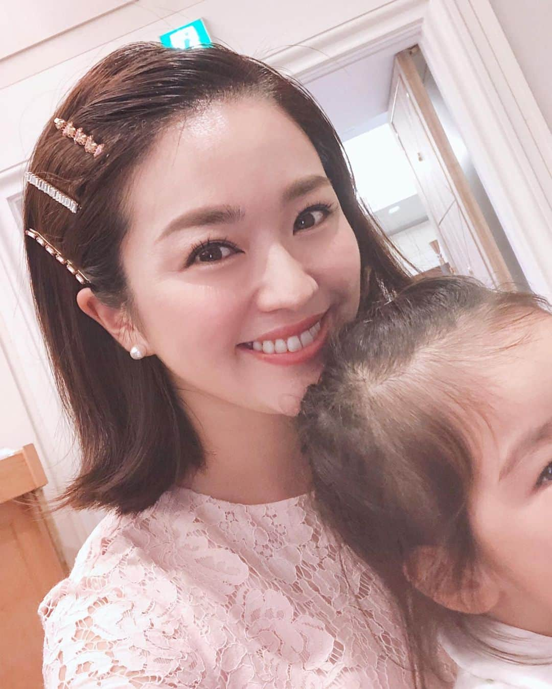 林香里さんのインスタグラム写真 - (林香里Instagram)「・ ・ 結婚式の時の髪型についてDM沢山 頂いていたのでupしまーす☺︎❁ キラキラヘアピンはZARAで最近買ったもので 片方のサイドだけにつけてみました♡ クリクリあえて巻かずに毛先だけ外に巻いて オイルを軽くつけたら完成☝︎✧✧ めちゃくちゃ簡単でした！ ・ ・ あと娘のワンピースはお下がりでもらった モナリザというブランドのものです♛ ・ ・ #hair#hairarrange#hairaccessories」10月8日 21時18分 - kaori_hayashi1203