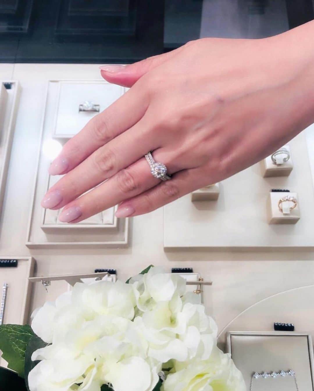 プレ花嫁の結婚式準備サイト marry【マリー】さんのインスタグラム写真 - (プレ花嫁の結婚式準備サイト marry【マリー】Instagram)「* @moissanite.brillar の指輪をご紹介💍✨ スペイン語で「輝き」を意味するブランド名の brillar（ブリジャール）は、 日本で初めての#モアサナイト の専門店💎 * モアサナイト （#モアッサナイト とも呼ばれます✨）は、 世界で一番固い鉱石である 【ダイヤモンドと同等の強度】をもち、 更に【ダイヤモンドよりも2.5倍輝く】という 人工の宝石✨💎 * 人工なので、 ダイヤモンドに代表されるような 紛争😢や環境破壊😢や人権侵害😢などの 問題が無いのがクリーンで魅力💫 #エシカル消費、 #エシカルファッション の代名詞です❤️ しかも、生産がコントロール出来るので 天然の宝石よりも価格が抑えられ、 なんと【ダイヤモンドの10分の1の価格】で 購入出来るのも嬉しい💎 例えば、 1.5カラットの指輪は ダイヤモンドでは150万円程しますが モアサナイトだと15万円以下！ 王道の0.5カラットの 縦爪リングは、 brillarだと8万円で購入できます。 * たくさん石を使えるので、 ダイヤモンドではお値段的に叶えられないような ユニークでキラキラなデザインのジュエリーを 楽しめるのも嬉しいポイント✨  1枚目のお星様とパールの指輪は12万円💍 2枚目真ん中のエメラルドカットの フルエタニティリングは6カラットで25万円です😱❤️ * 今、婚約指輪や結婚指輪を探している...という方は ぜひ @moissanite.brillar のお店を チェックしてみてください✨ すでに指輪を持っている卒花さんも、 #記念日ジュエリー をおねだりするのに おすすめです💎✨ 指輪以外にも、 デザインが可愛いネックレスやブレスレットや イヤリングがいっぱいあるので要チェックです❤️ * * * * ◌ ❁˚ #プレ花嫁#卒花#卒花嫁#2019春婚#2019夏婚#2019秋婚#2019冬婚#2020春婚#2020夏婚#2020秋婚#2020冬婚#結婚式準備#プロポーズ#婚約#婚約指輪#結婚指輪#エンゲージリング#マリッジリング#ウェディングリング#記念日ジュエリー#記念日リング#カップルリング#ご褒美ジュエリー#モアサナイトジュエリー#marryxoxo」10月8日 21時19分 - marryxoxo_wd