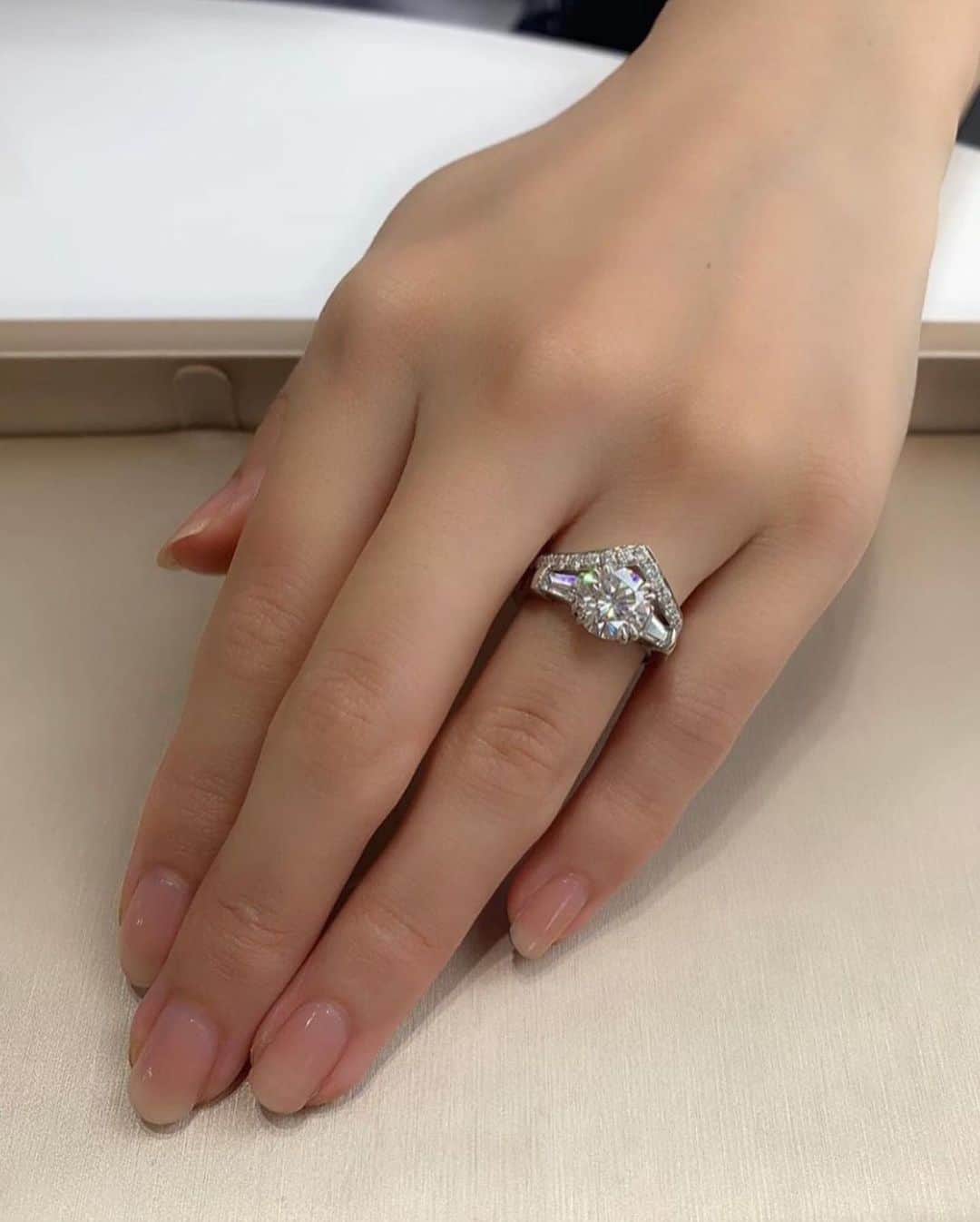 プレ花嫁の結婚式準備サイト marry【マリー】さんのインスタグラム写真 - (プレ花嫁の結婚式準備サイト marry【マリー】Instagram)「* @moissanite.brillar の指輪をご紹介💍✨ スペイン語で「輝き」を意味するブランド名の brillar（ブリジャール）は、 日本で初めての#モアサナイト の専門店💎 * モアサナイト （#モアッサナイト とも呼ばれます✨）は、 世界で一番固い鉱石である 【ダイヤモンドと同等の強度】をもち、 更に【ダイヤモンドよりも2.5倍輝く】という 人工の宝石✨💎 * 人工なので、 ダイヤモンドに代表されるような 紛争😢や環境破壊😢や人権侵害😢などの 問題が無いのがクリーンで魅力💫 #エシカル消費、 #エシカルファッション の代名詞です❤️ しかも、生産がコントロール出来るので 天然の宝石よりも価格が抑えられ、 なんと【ダイヤモンドの10分の1の価格】で 購入出来るのも嬉しい💎 例えば、 1.5カラットの指輪は ダイヤモンドでは150万円程しますが モアサナイトだと15万円以下！ 王道の0.5カラットの 縦爪リングは、 brillarだと8万円で購入できます。 * たくさん石を使えるので、 ダイヤモンドではお値段的に叶えられないような ユニークでキラキラなデザインのジュエリーを 楽しめるのも嬉しいポイント✨  1枚目のお星様とパールの指輪は12万円💍 2枚目真ん中のエメラルドカットの フルエタニティリングは6カラットで25万円です😱❤️ * 今、婚約指輪や結婚指輪を探している...という方は ぜひ @moissanite.brillar のお店を チェックしてみてください✨ すでに指輪を持っている卒花さんも、 #記念日ジュエリー をおねだりするのに おすすめです💎✨ 指輪以外にも、 デザインが可愛いネックレスやブレスレットや イヤリングがいっぱいあるので要チェックです❤️ * * * * ◌ ❁˚ #プレ花嫁#卒花#卒花嫁#2019春婚#2019夏婚#2019秋婚#2019冬婚#2020春婚#2020夏婚#2020秋婚#2020冬婚#結婚式準備#プロポーズ#婚約#婚約指輪#結婚指輪#エンゲージリング#マリッジリング#ウェディングリング#記念日ジュエリー#記念日リング#カップルリング#ご褒美ジュエリー#モアサナイトジュエリー#marryxoxo」10月8日 21時19分 - marryxoxo_wd